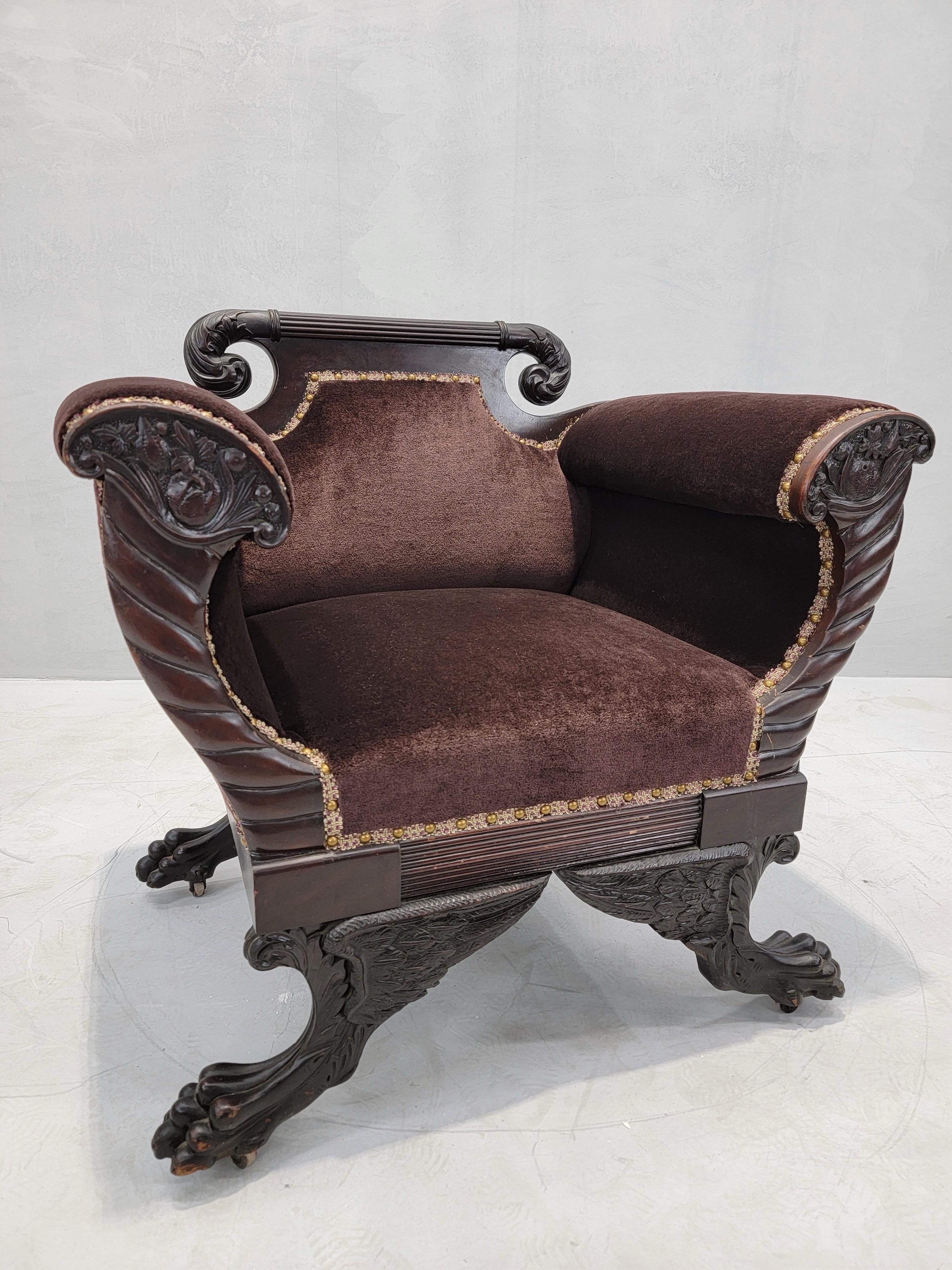 Mohair Fauteuil Empire américain en acajou récemment retapissé en mohair en vente