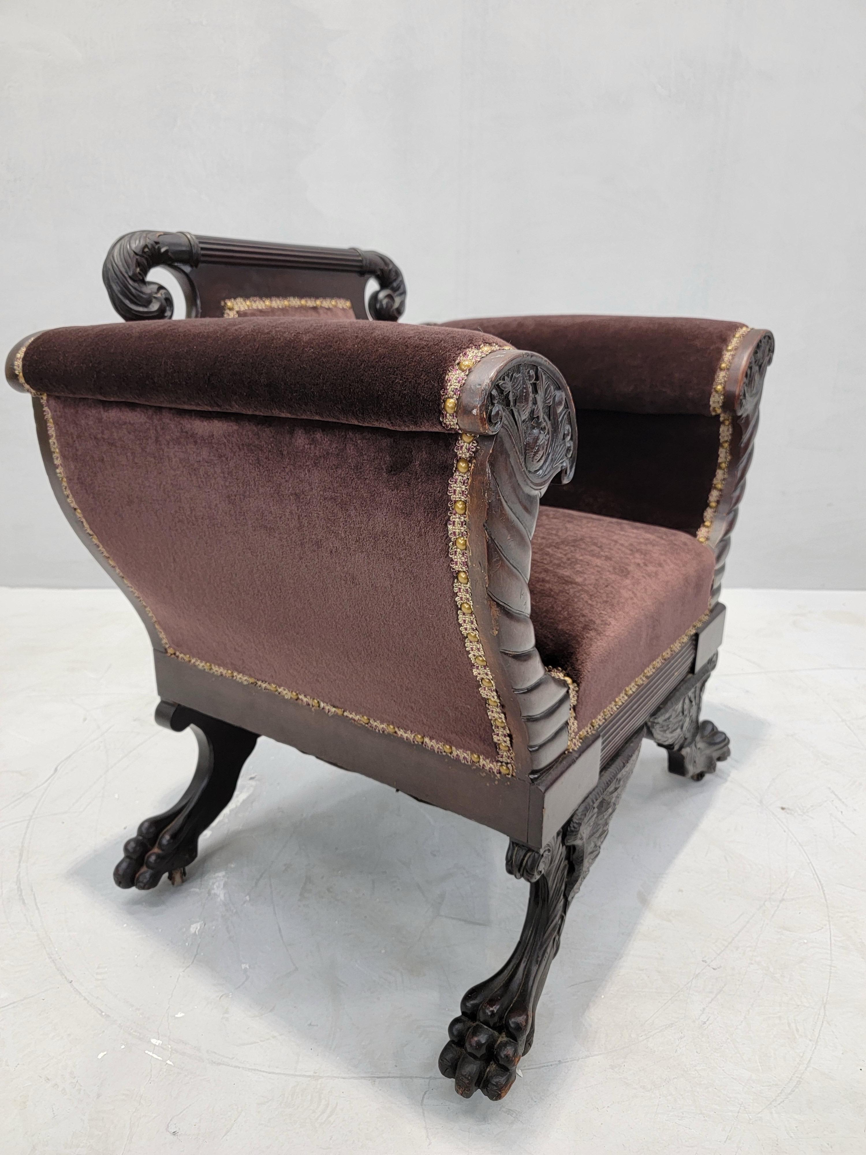 Fauteuil Empire américain en acajou récemment retapissé en mohair en vente 1