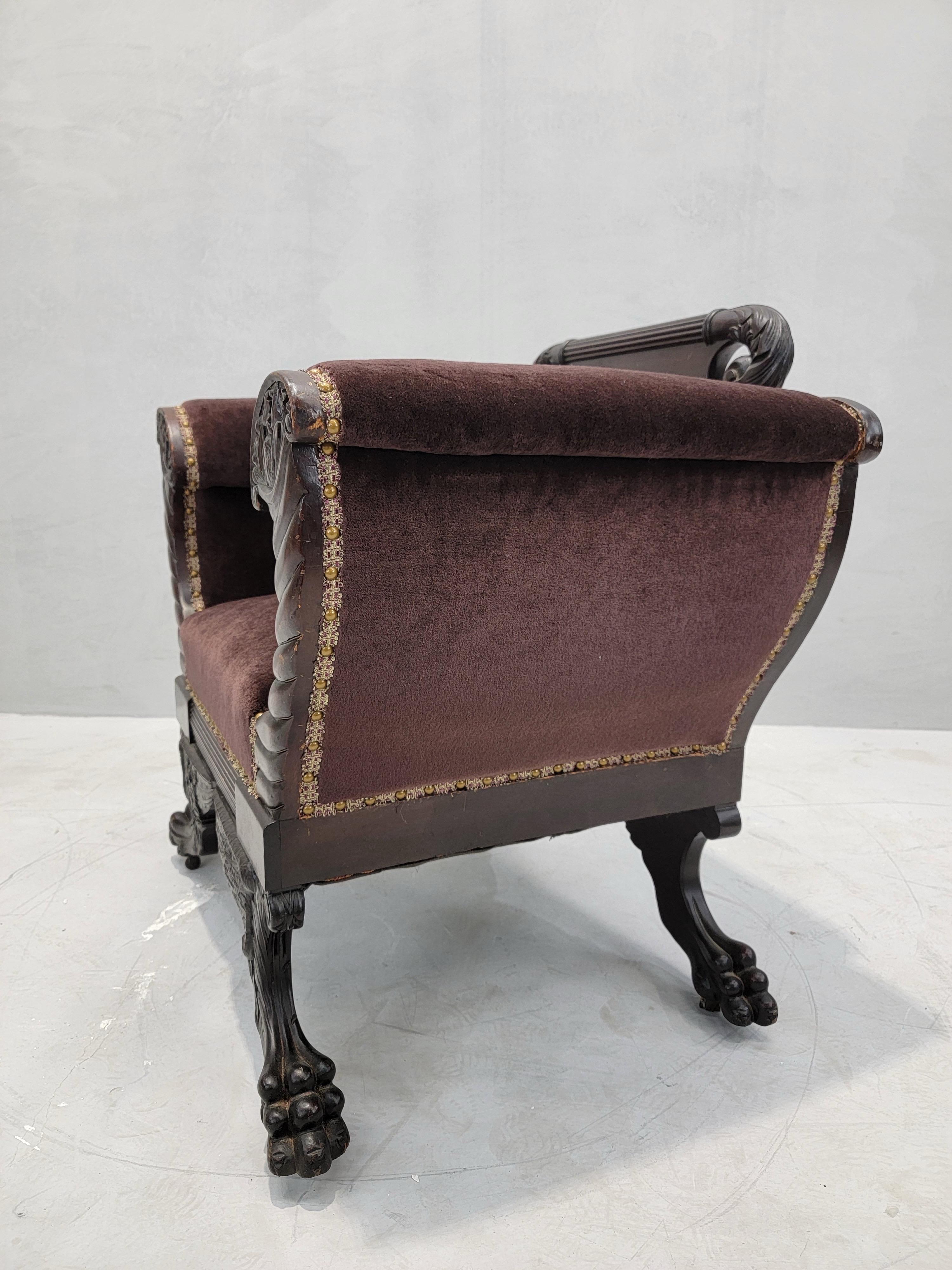 Fauteuil Empire américain en acajou récemment retapissé en mohair en vente 2