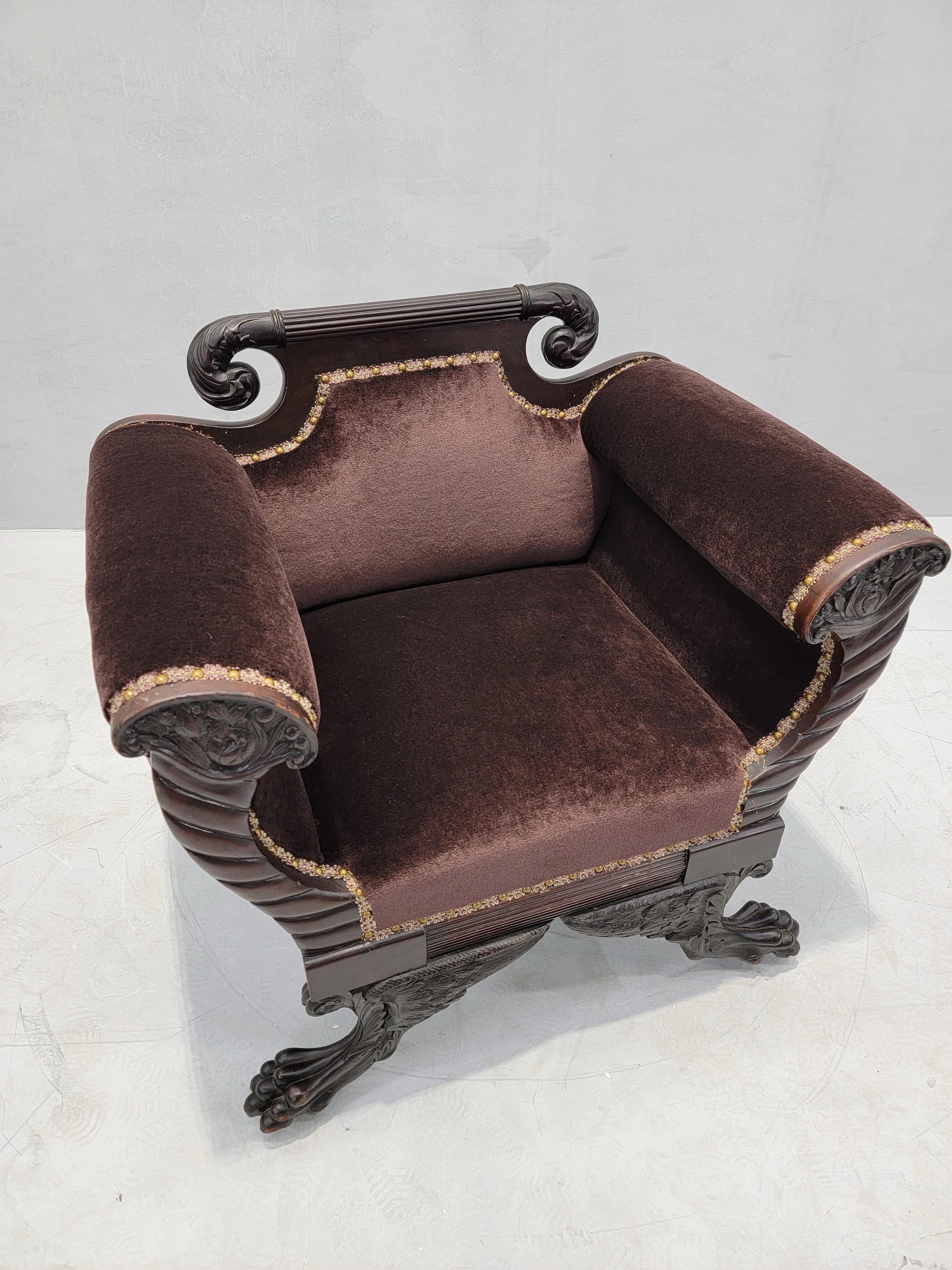 Fauteuil Empire américain en acajou récemment retapissé en mohair en vente 3
