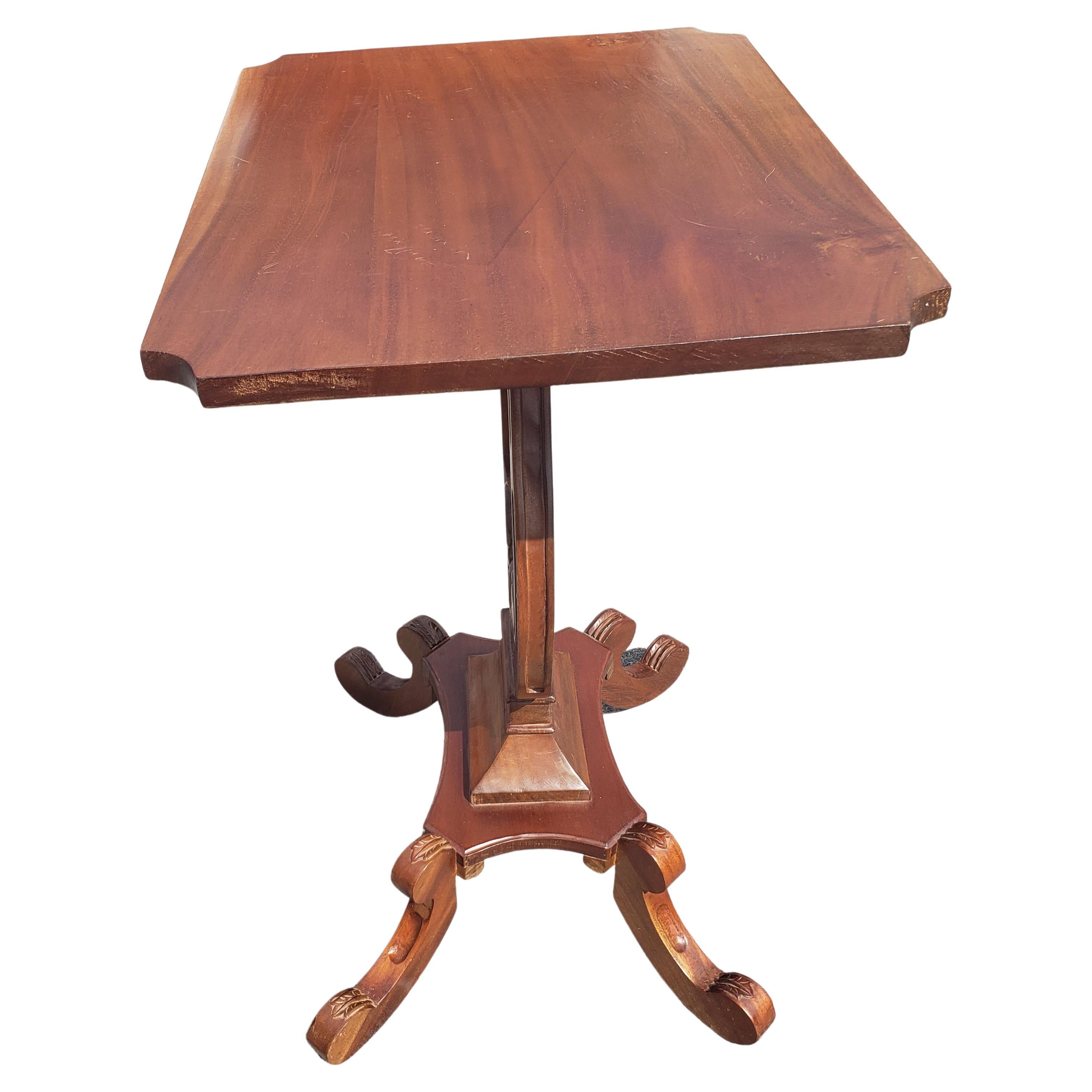 Beistelltisch aus amerikanischem Empire-Mahagoni mit rechteckigem Leiersockel, 1940er Jahre 
Guter Vintage-Zustand. Der Tisch wurde in den letzten Jahren neu lackiert.
Maße: 21 