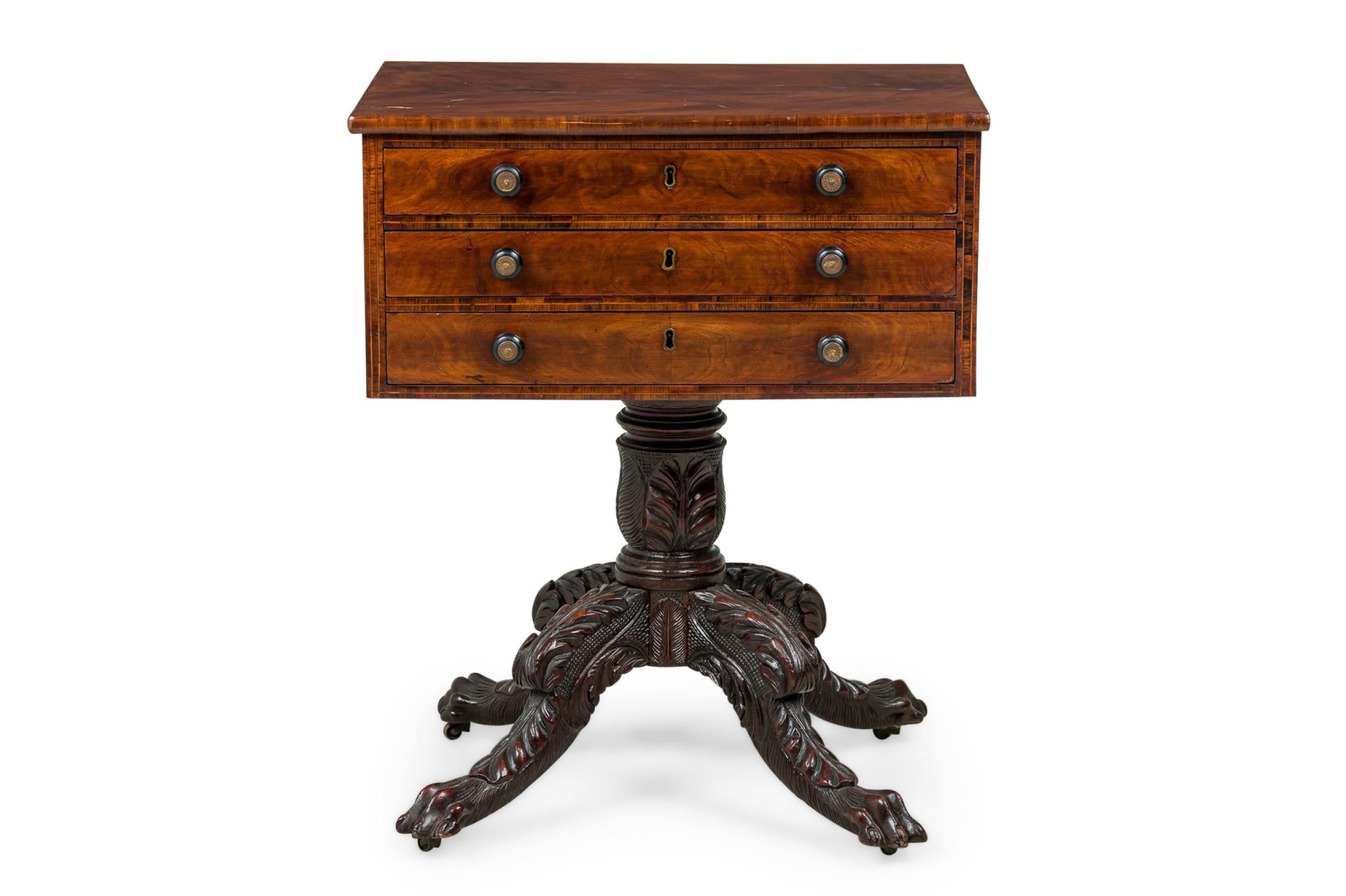 Table d'appoint Empire américain en acajou à trois tiroirs reposant sur une base piédestale et sur 4 pieds sculptés (ATTRIBUTED TO : DUNCAN PHYFE)