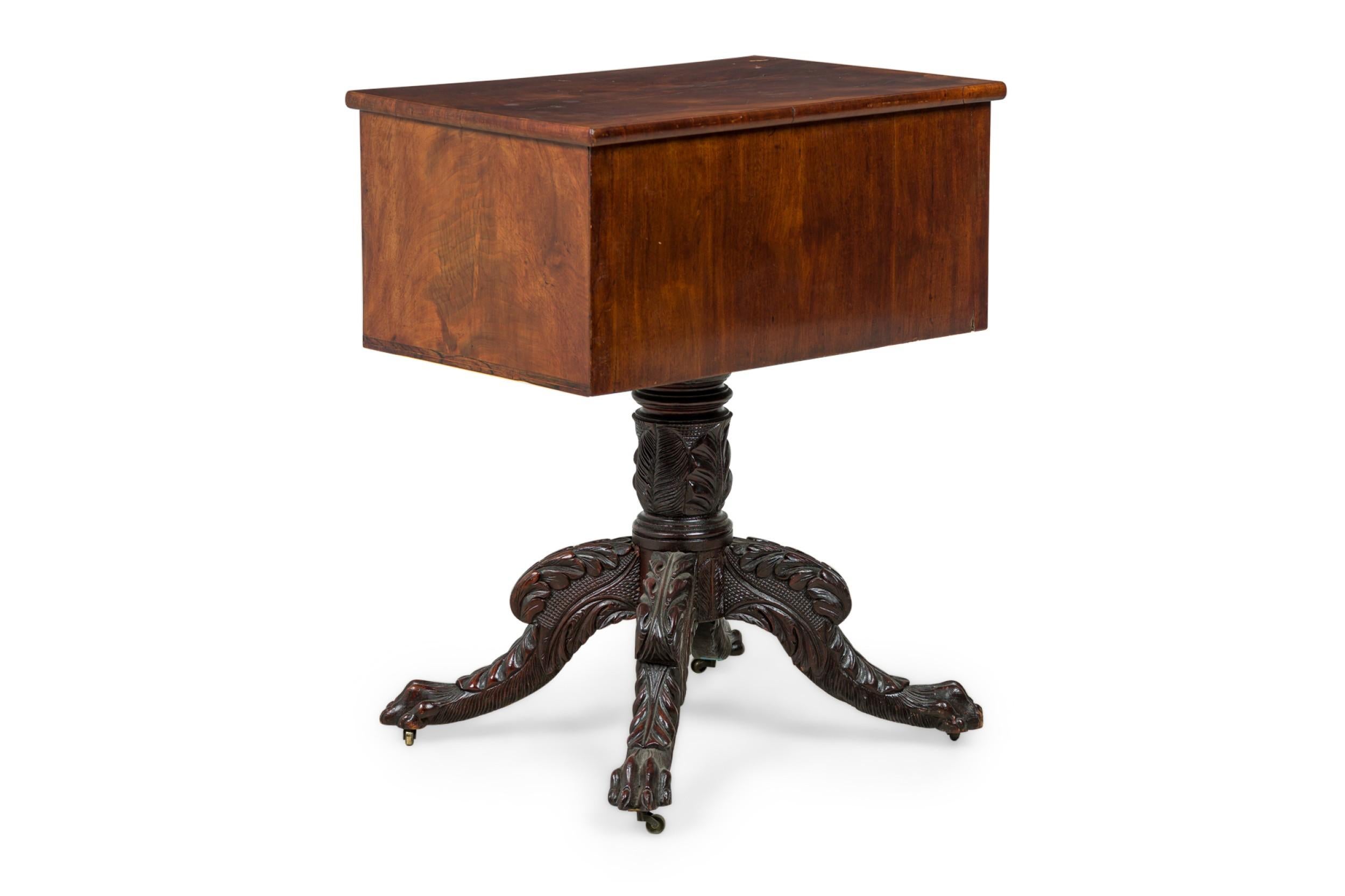 Sculpté à la main Table d'appoint en acajou de style Empire américain par Duncan Phyfe en vente