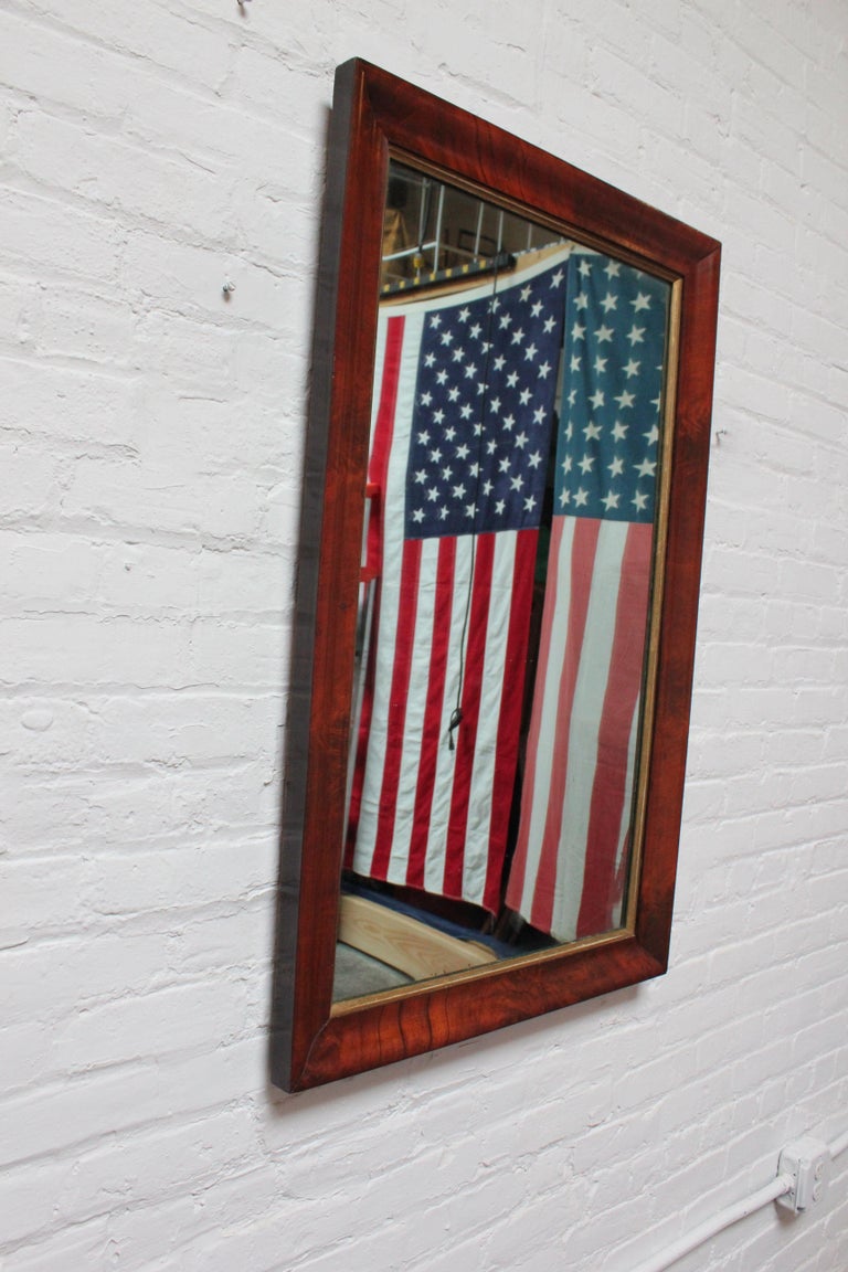 Miroir mural américain Empire à cadre en bois de rose avec cadre en forme  d'ogee sur 1stDibs