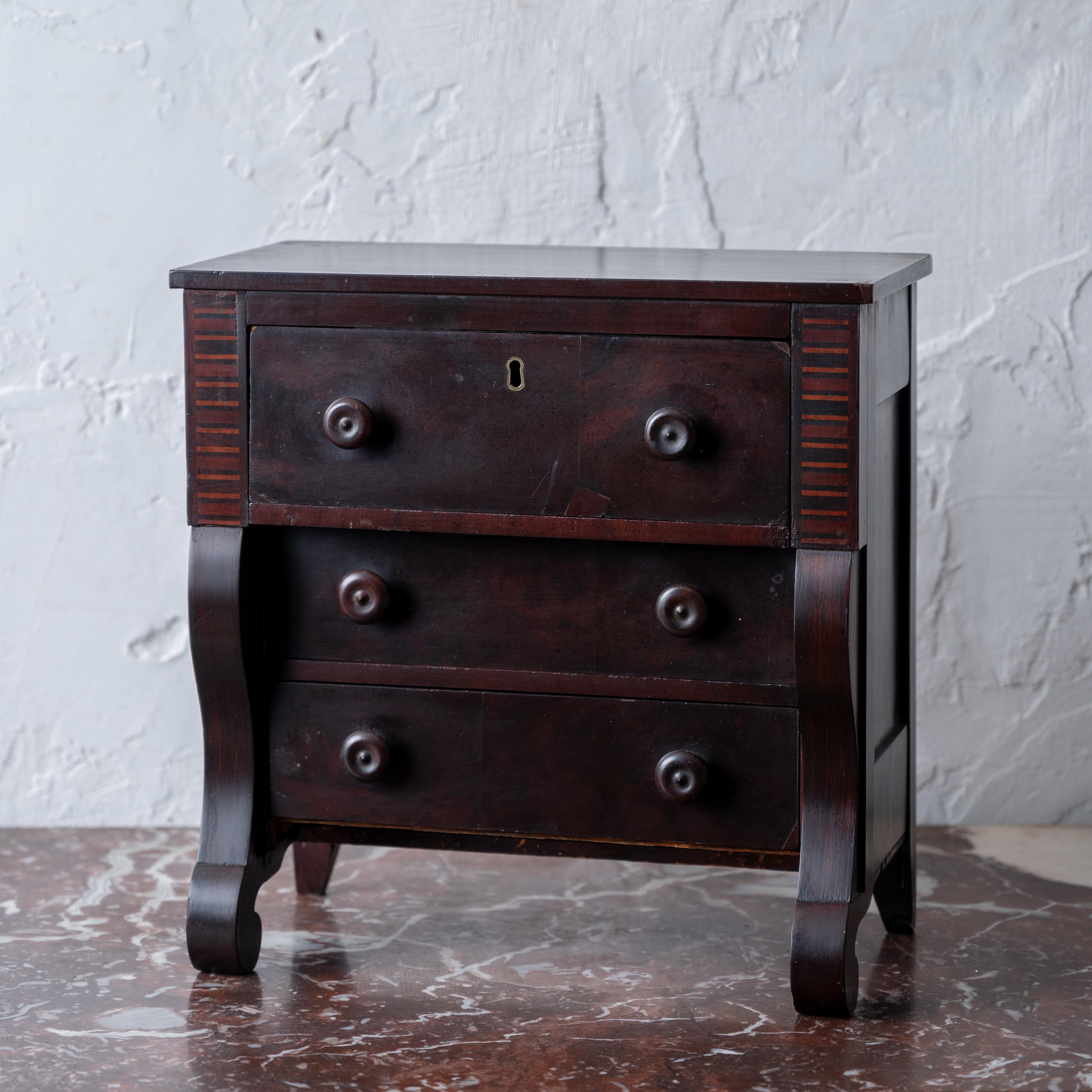 Una cómoda de muestra de vendedor en miniatura de caoba Imperio Americano, mediados del siglo XIX.



12 ¾ pulgadas de ancho por 7 ¼ pulgadas de profundidad por 13 ¼ pulgadas de alto



