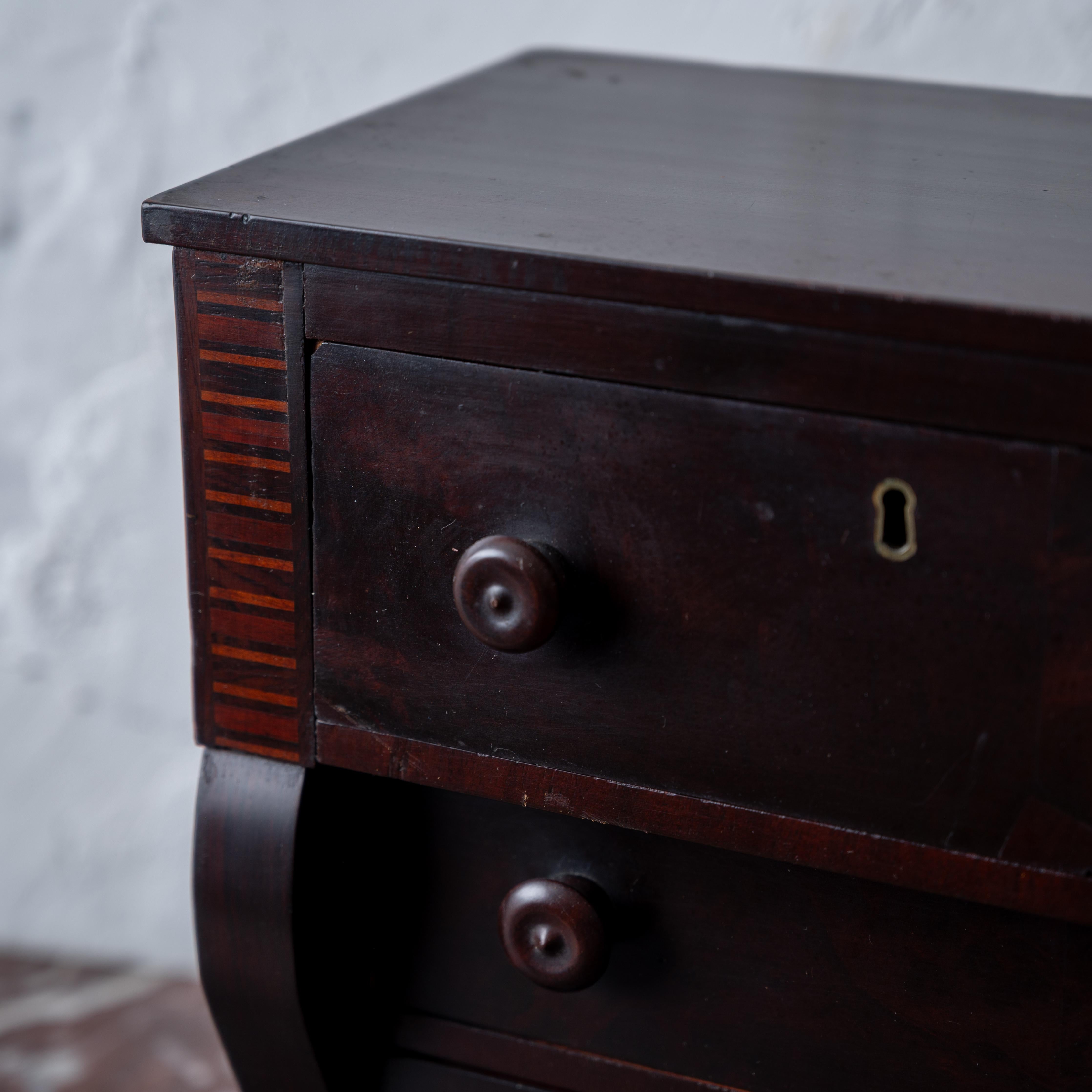 Cómoda de muestra de vendedor American Empire siglo XIX en venta