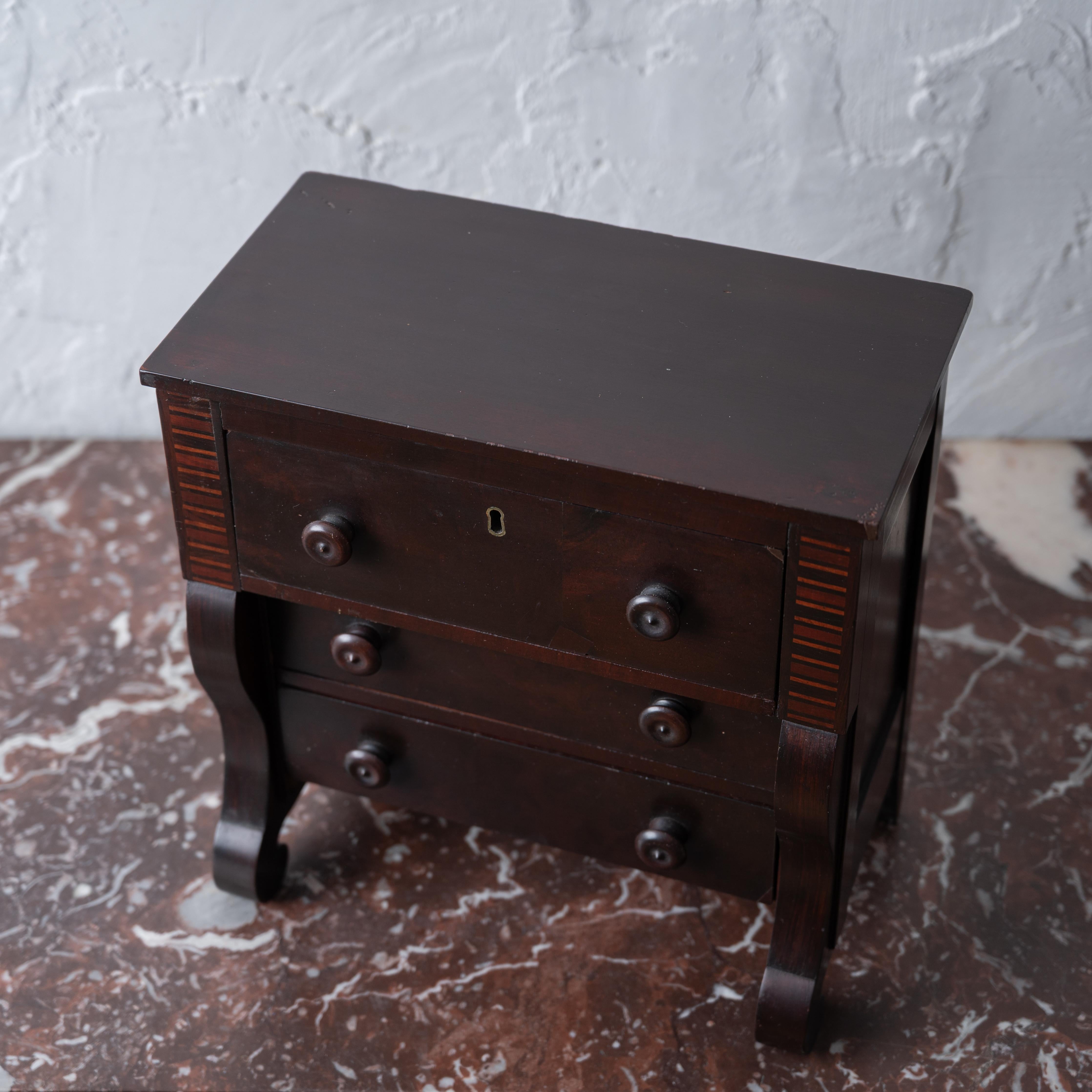 Cómoda de muestra de vendedor American Empire Caoba en venta