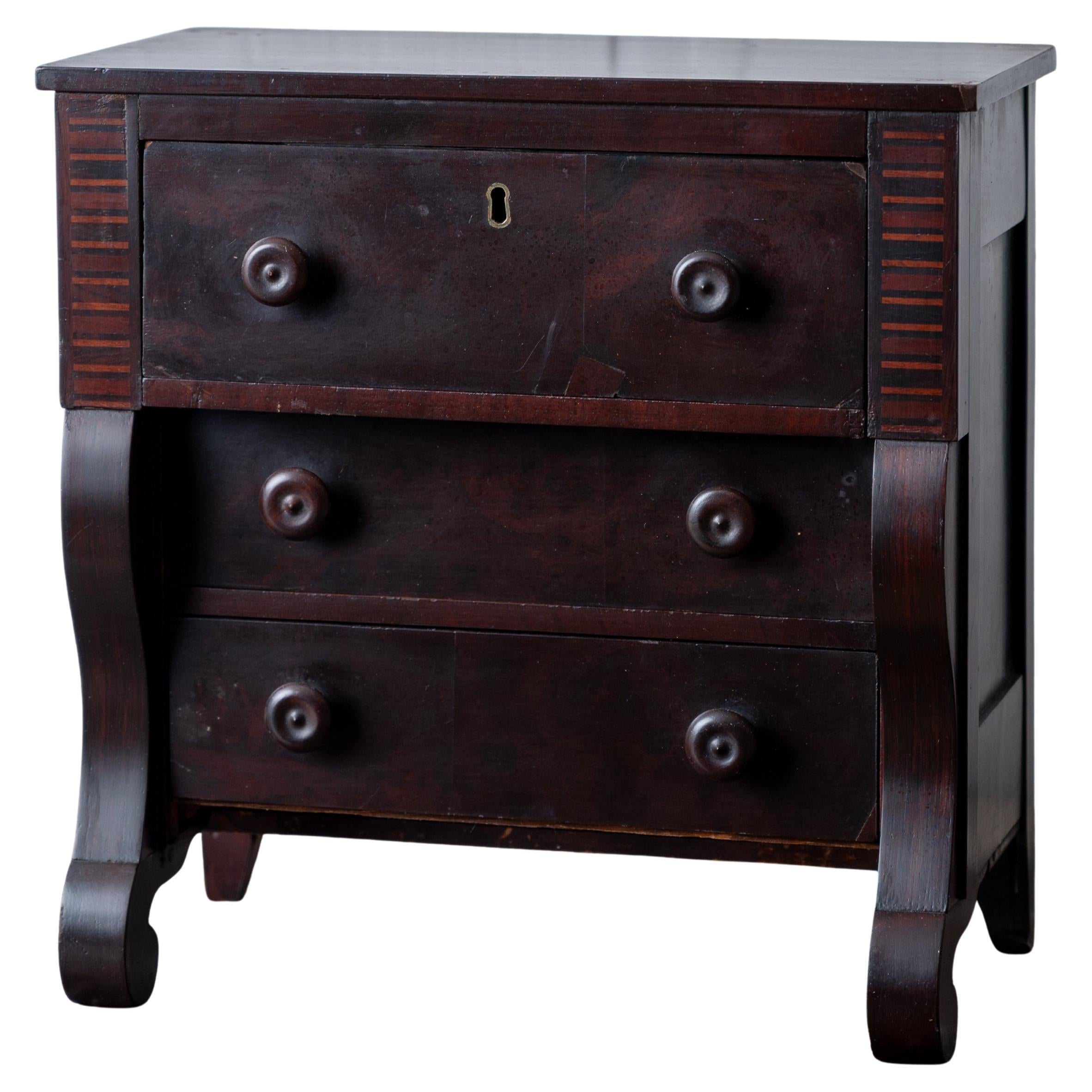 Échantillon de commode de vendeur American Empire