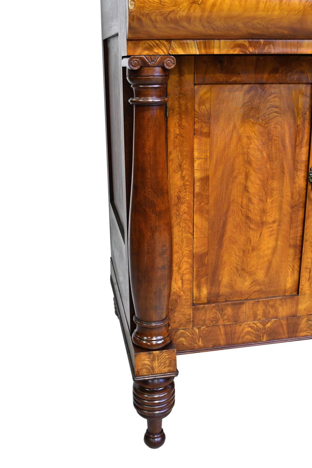 American Empire Sideboard in Satinwood, Vermont, circa 1825 In Good Condition For Sale In Miami, FL