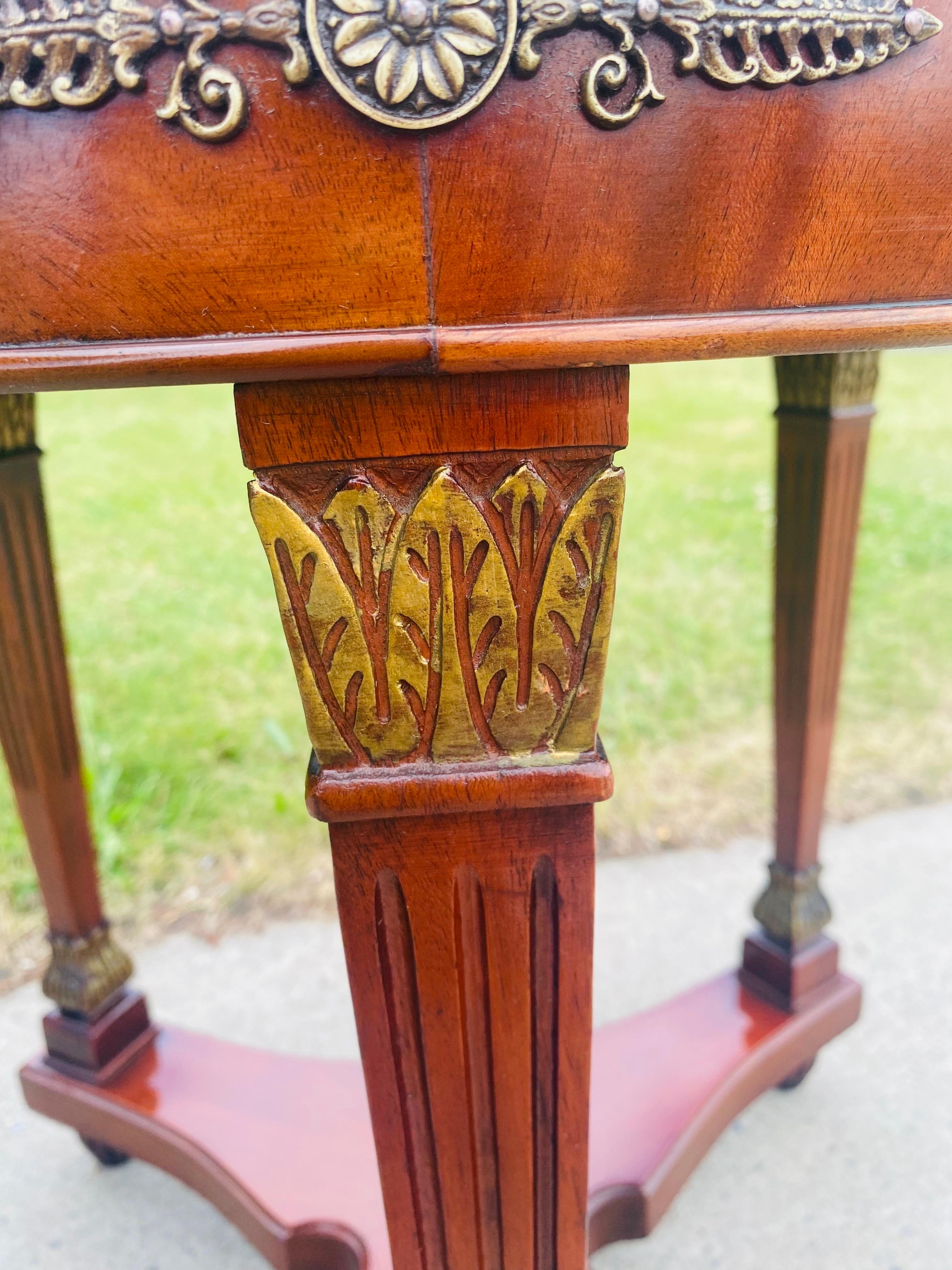 Mesa auxiliar de caoba maciza con tapa de cuero repujado American Empire en venta 2