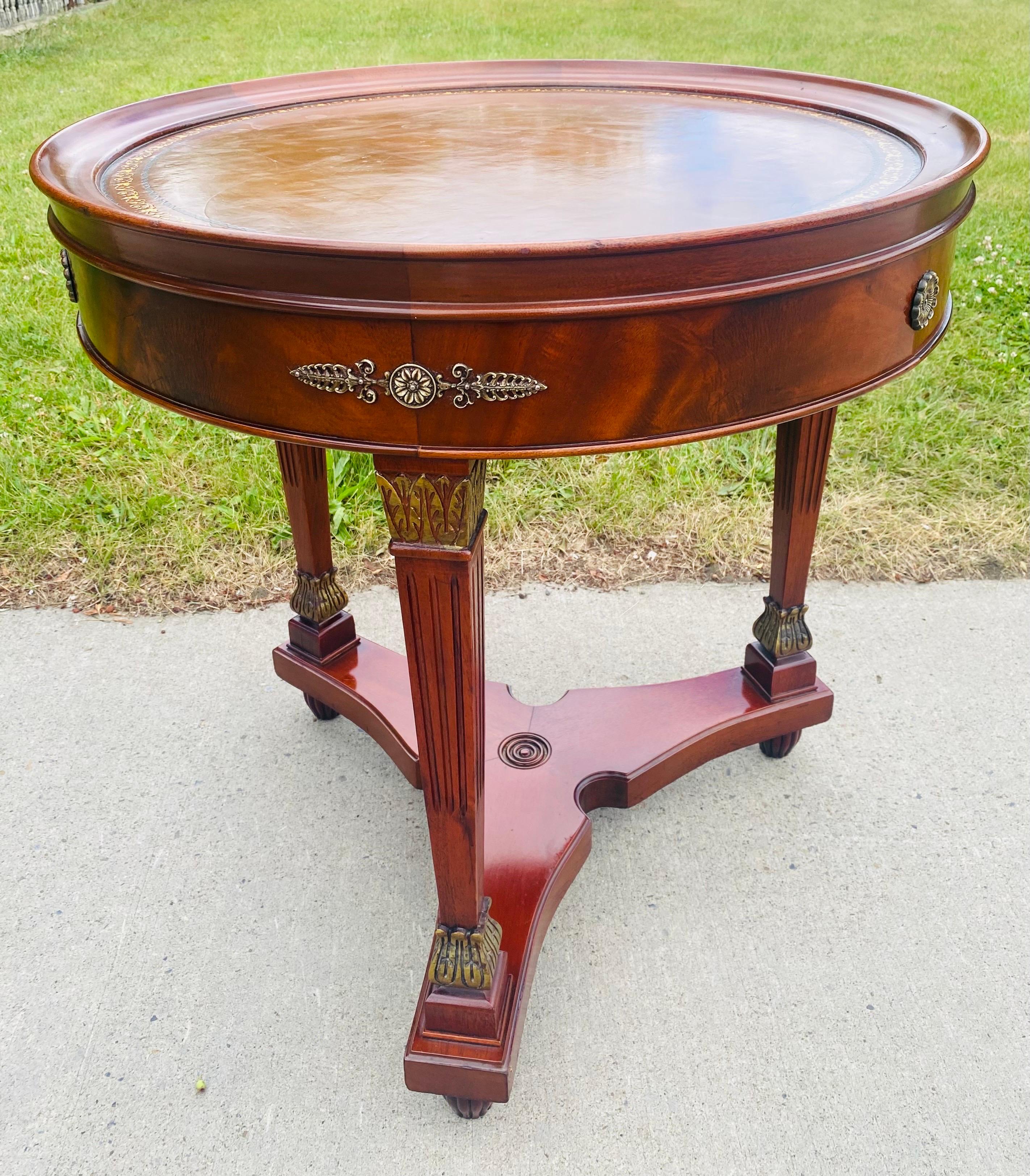 Mesa auxiliar de caoba maciza con tapa de cuero repujado American Empire en venta 3
