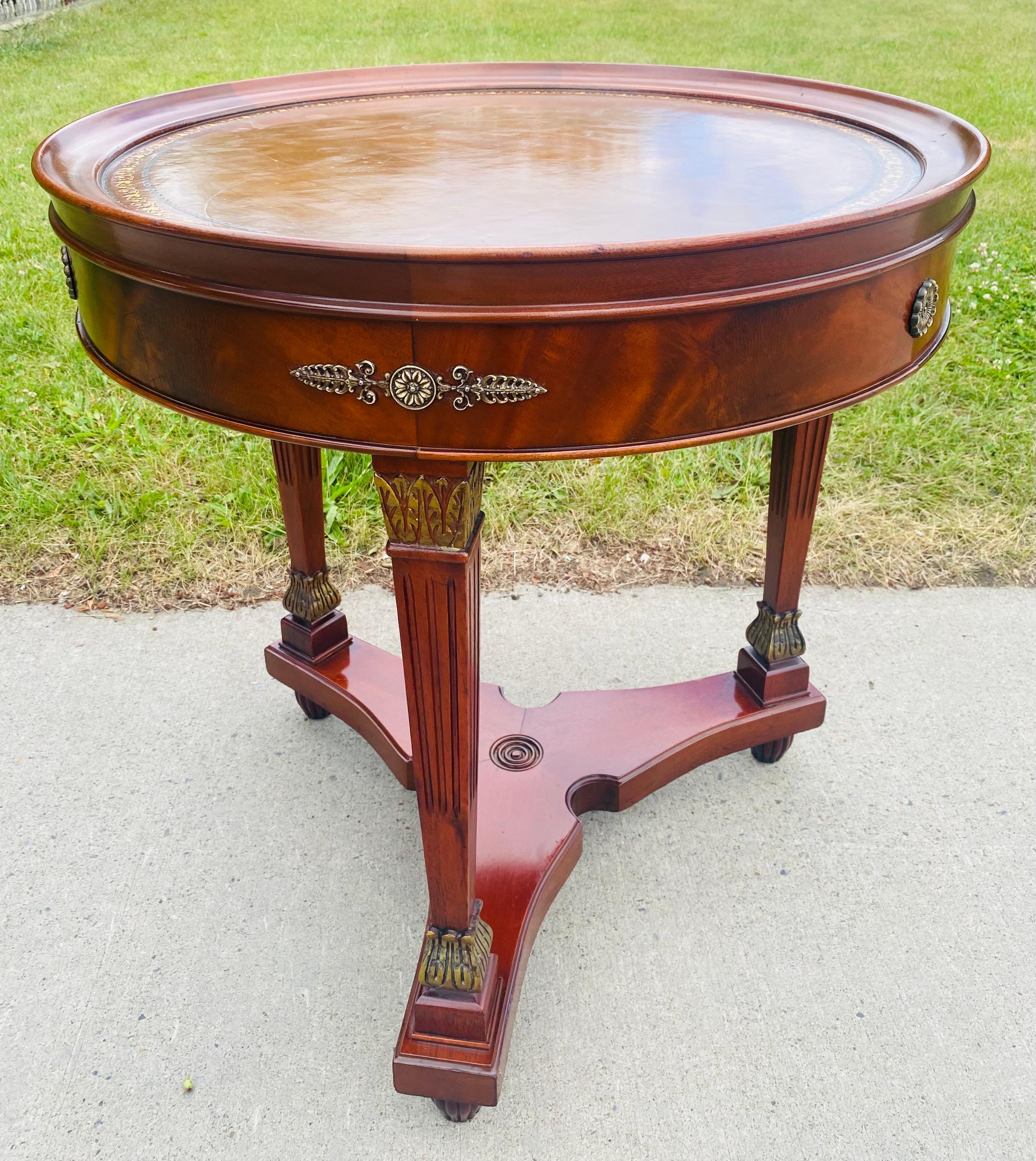 Mesa auxiliar de caoba maciza con tapa de cuero repujado American Empire en Bueno estado para la venta en Allentown, PA