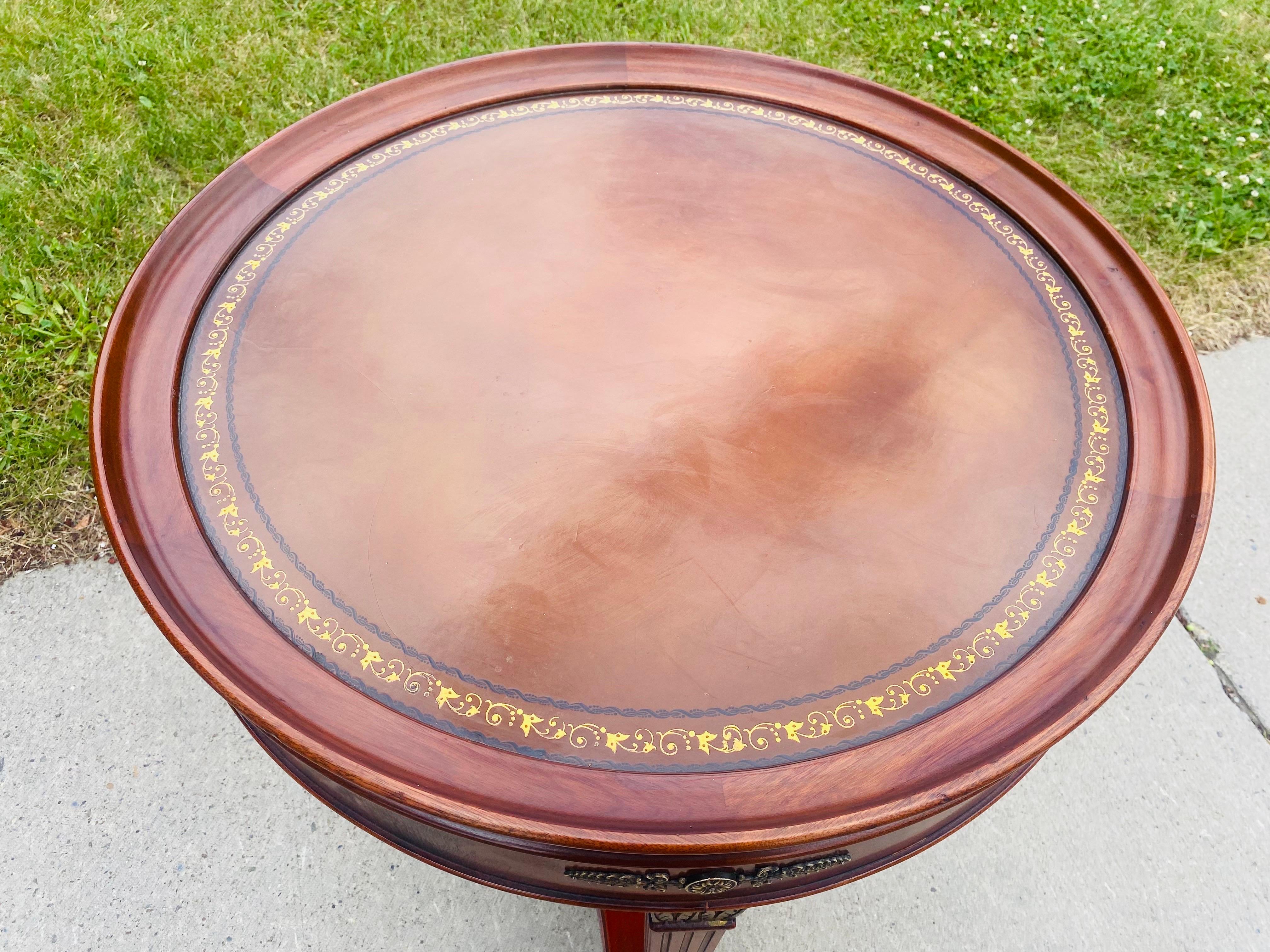 Mesa auxiliar de caoba maciza con tapa de cuero repujado American Empire Madera en venta