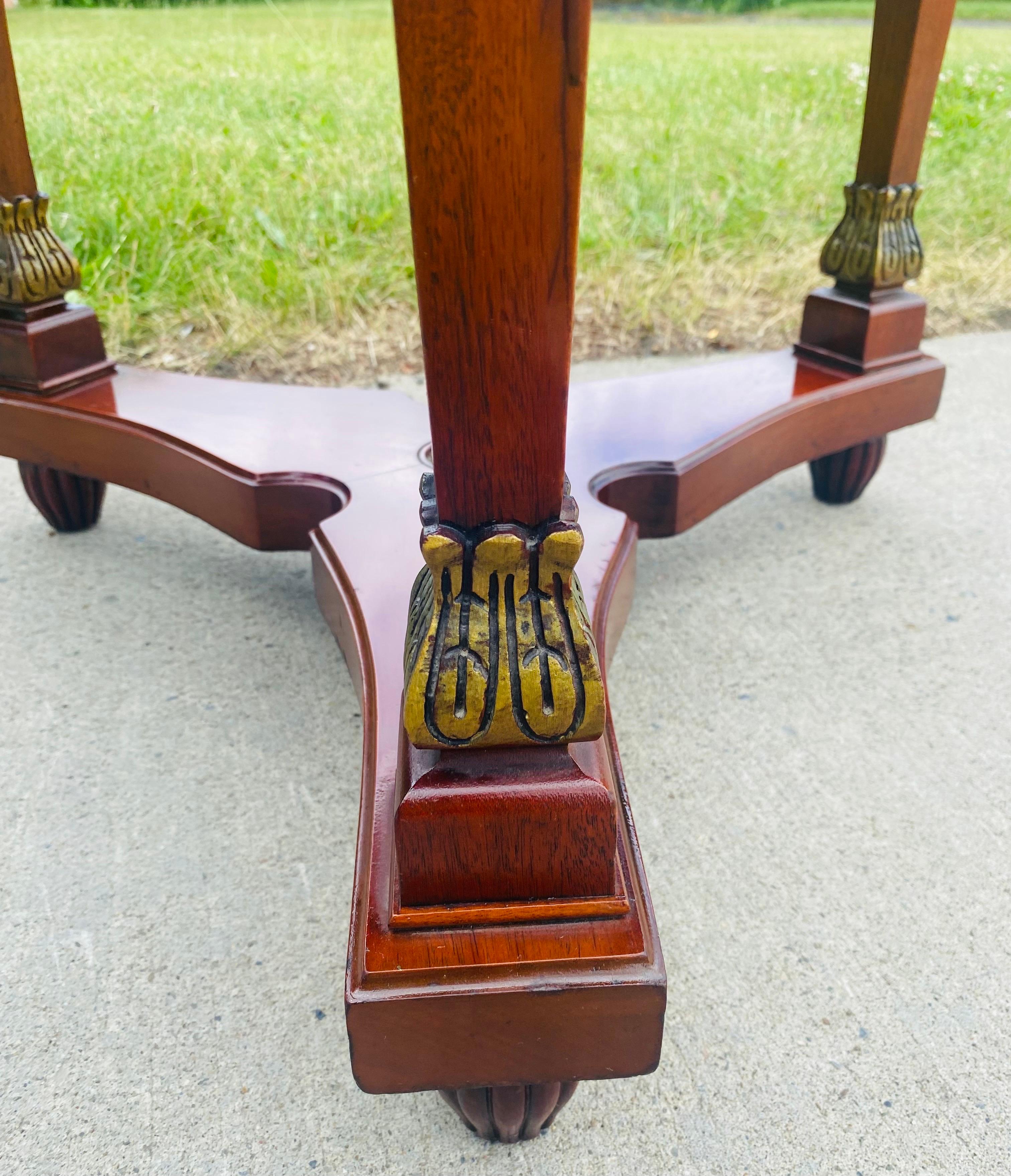 Mesa auxiliar de caoba maciza con tapa de cuero repujado American Empire en venta 1