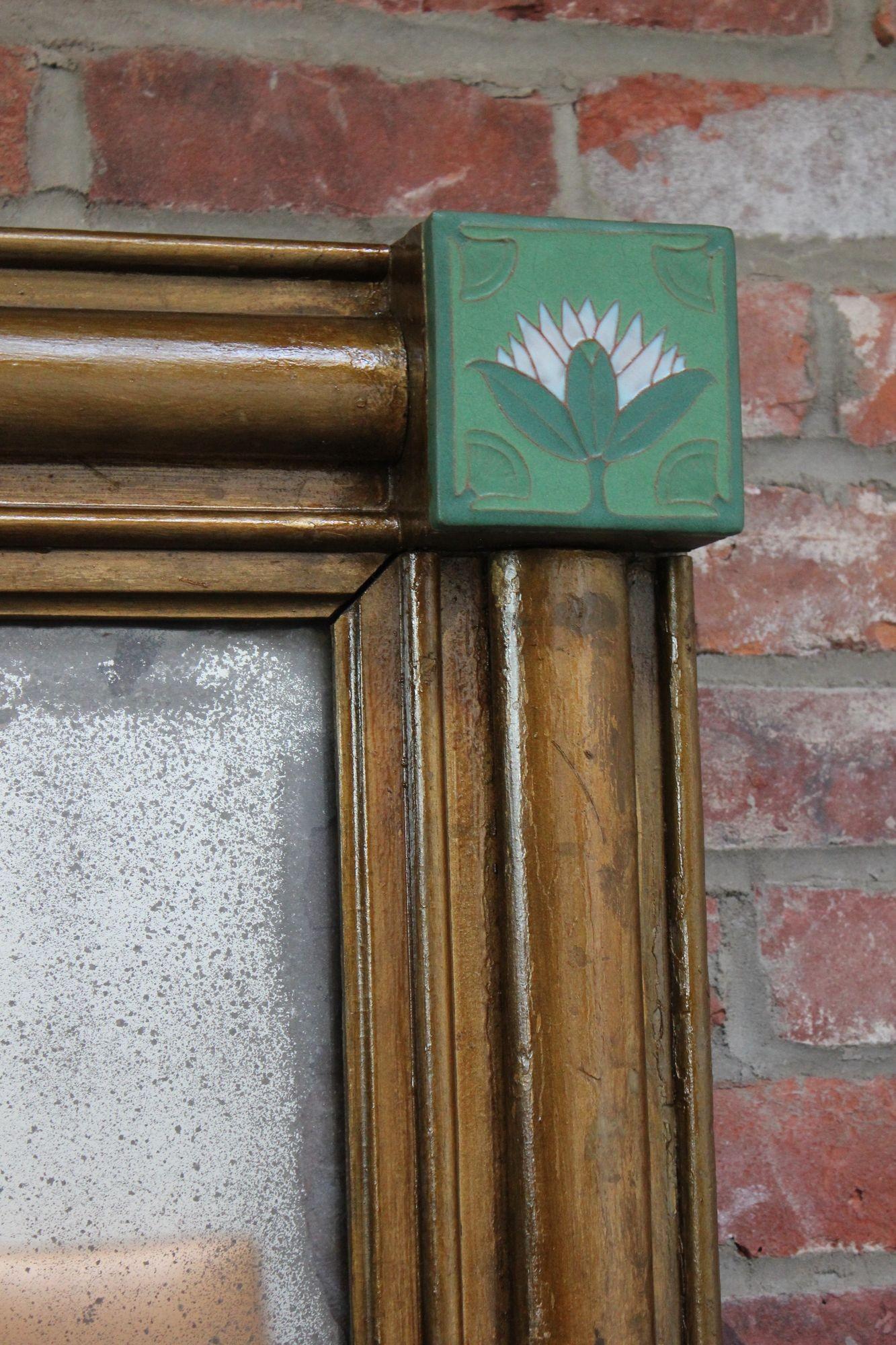 Miroir de cheminée américain de style Empire en bois doré avec carreaux en céramique « Lotus » en vente 8