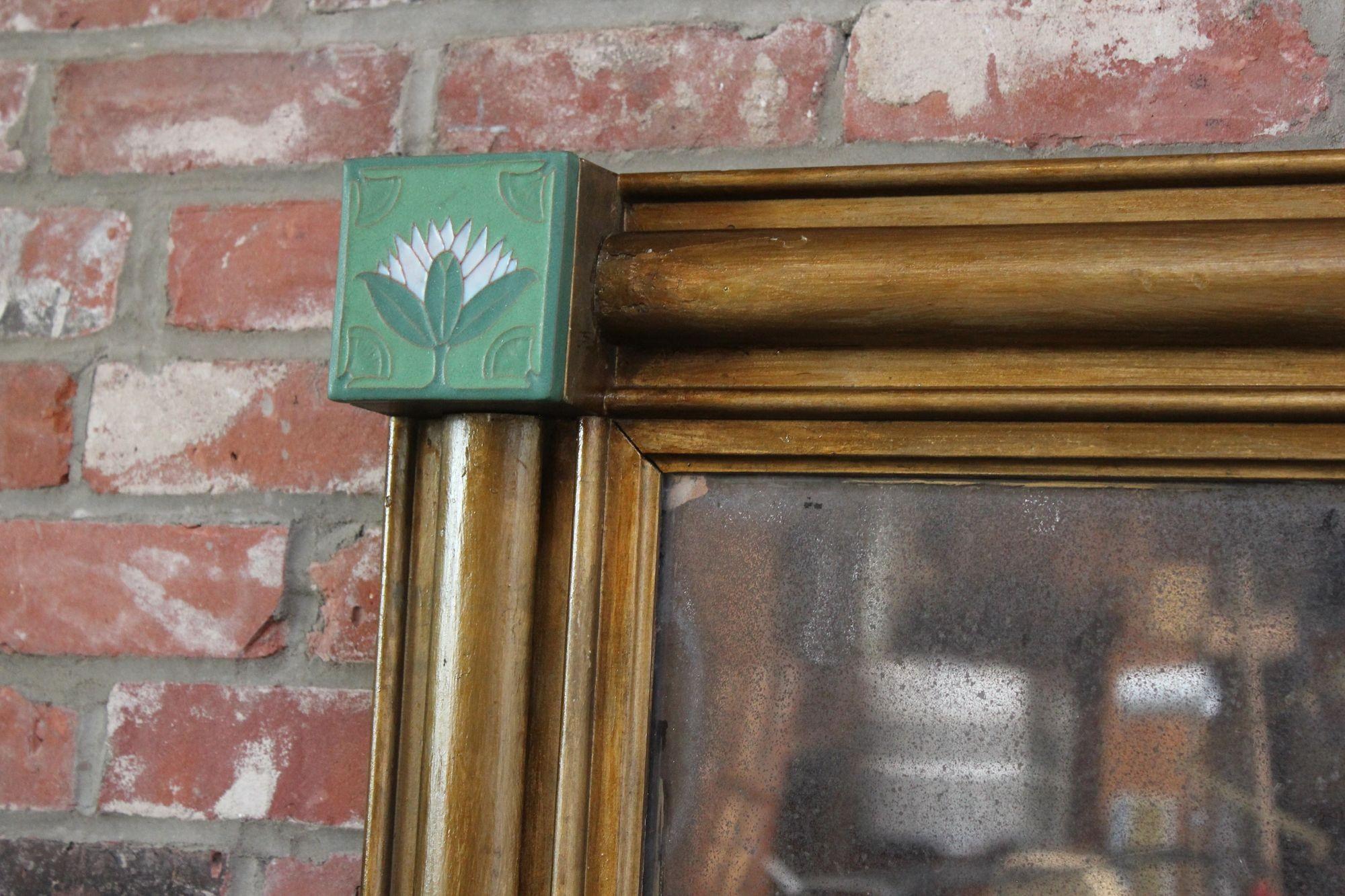 Miroir de cheminée américain de style Empire en bois doré avec carreaux en céramique « Lotus » en vente 9
