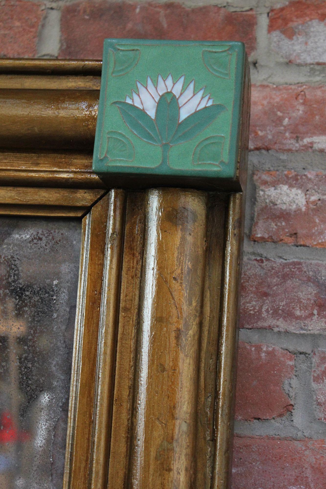 Miroir de cheminée américain de style Empire en bois doré avec carreaux en céramique « Lotus » en vente 10