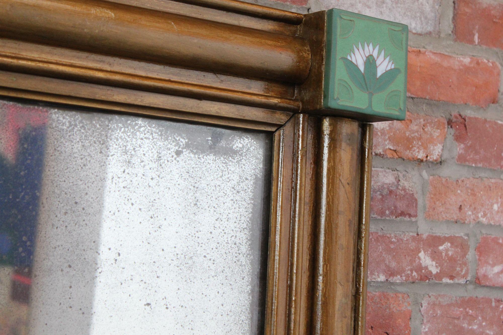 Miroir de cheminée américain de style Empire en bois doré avec carreaux en céramique « Lotus » en vente 1