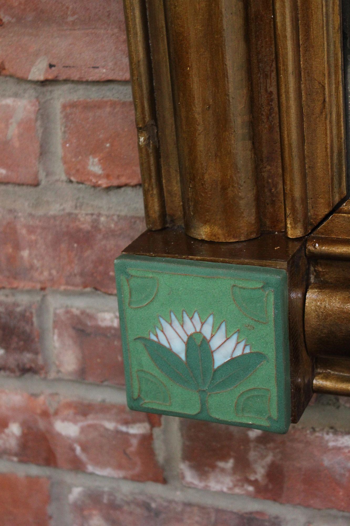 Miroir de cheminée américain de style Empire en bois doré avec carreaux en céramique « Lotus » en vente 3