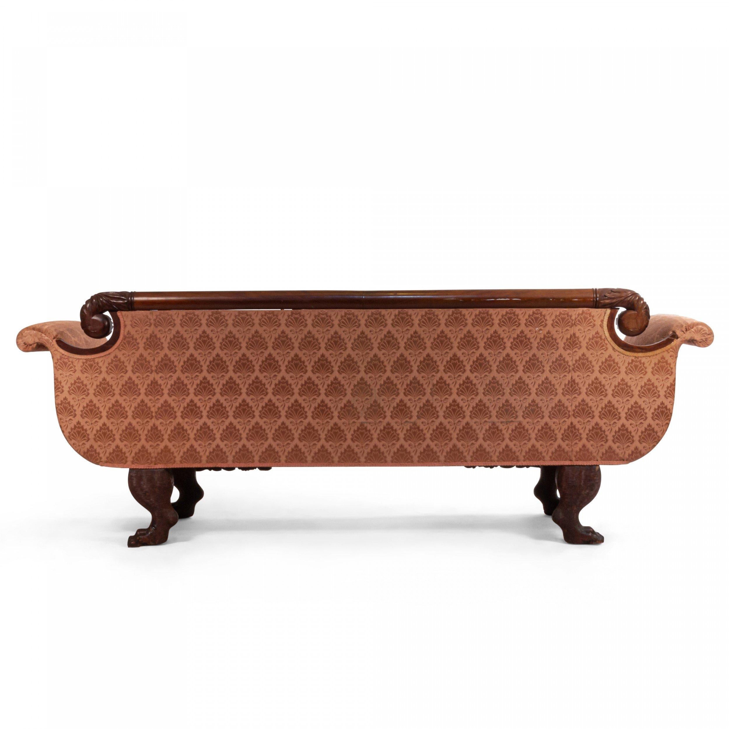 Amerikanisches Mahagoni-Sofa im Empire-Stil mit pfirsichfarbener Polsterung (Amerikanischer Imperialismus) im Angebot