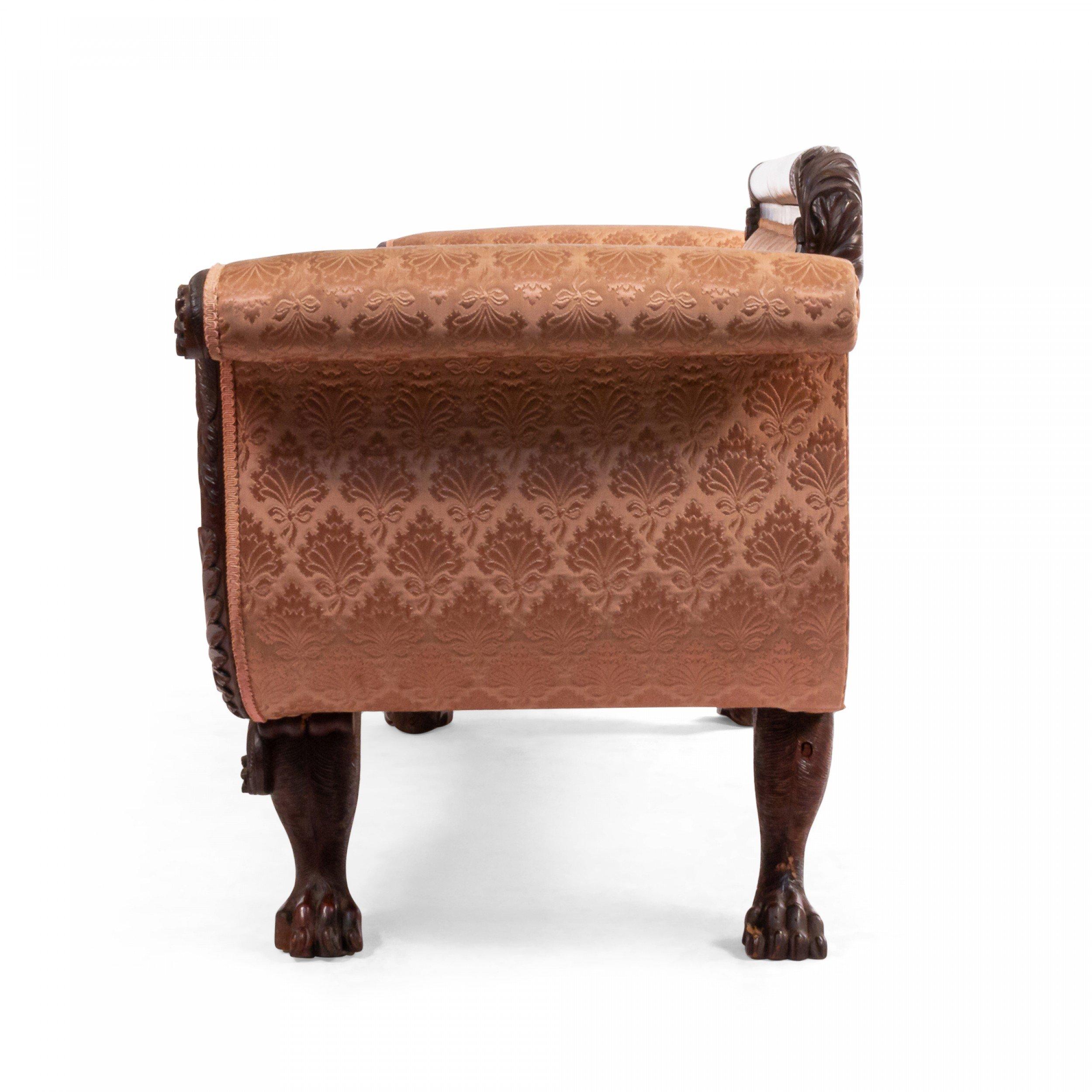 Amerikanisches Mahagoni-Sofa im Empire-Stil mit pfirsichfarbener Polsterung im Zustand „Gut“ im Angebot in New York, NY
