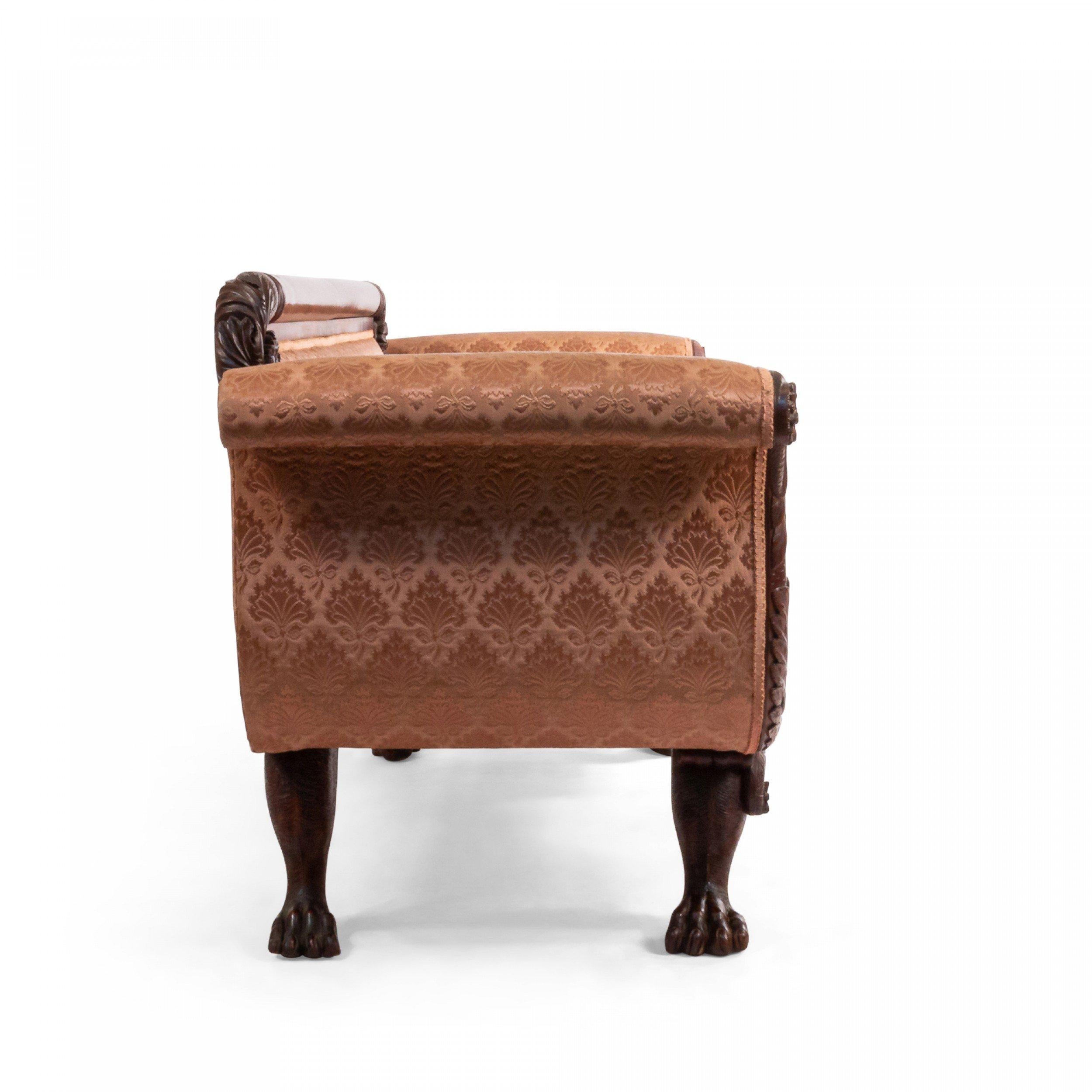 Amerikanisches Mahagoni-Sofa im Empire-Stil mit pfirsichfarbener Polsterung im Angebot 1