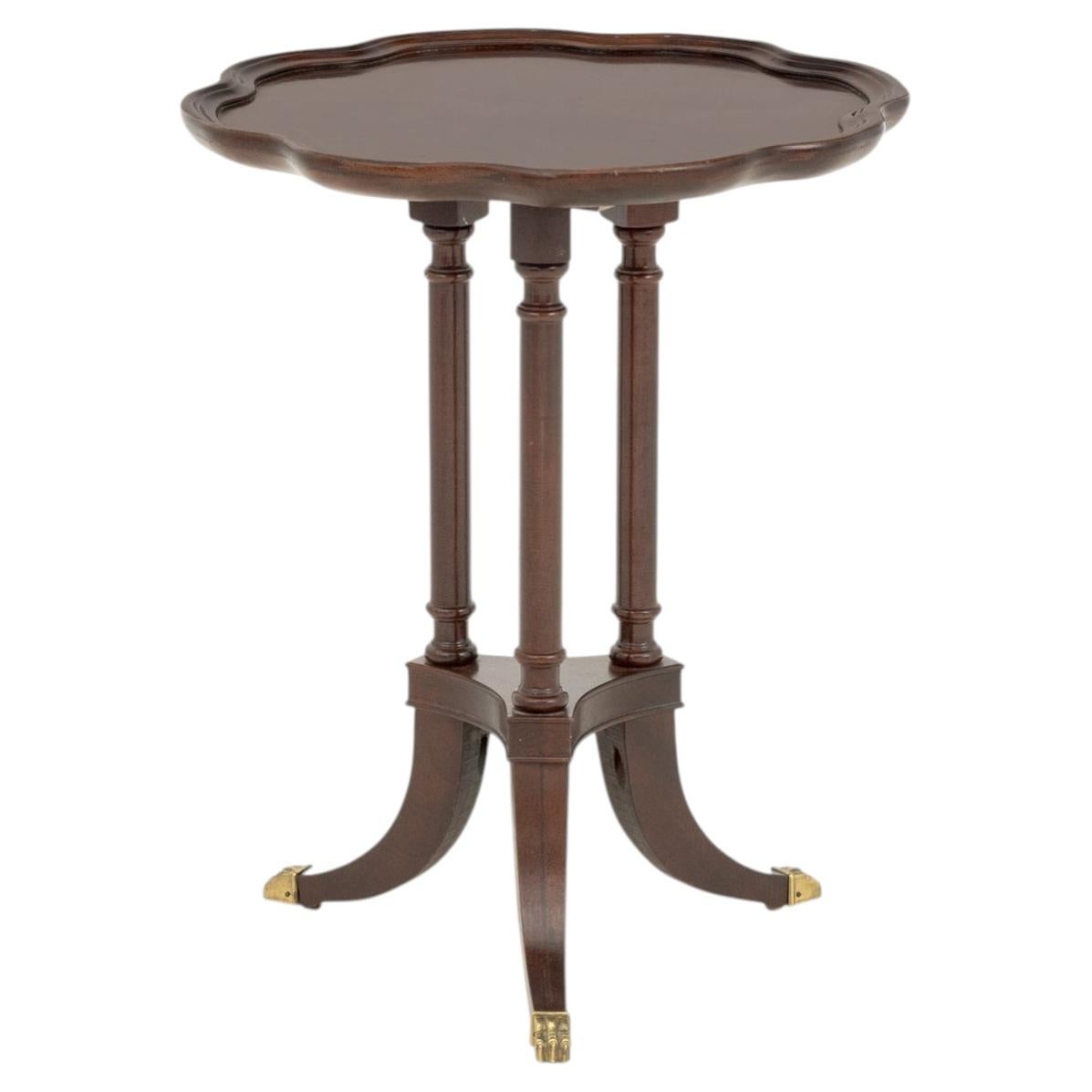 Table tripode de style Empire américain en acajou, avec pieds en forme de pattes de lion en laiton en vente