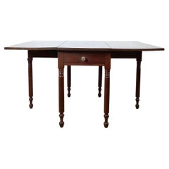 Table de salle à manger de style Empire en noyer à feuilles tombantes et à pieds en forme de porte