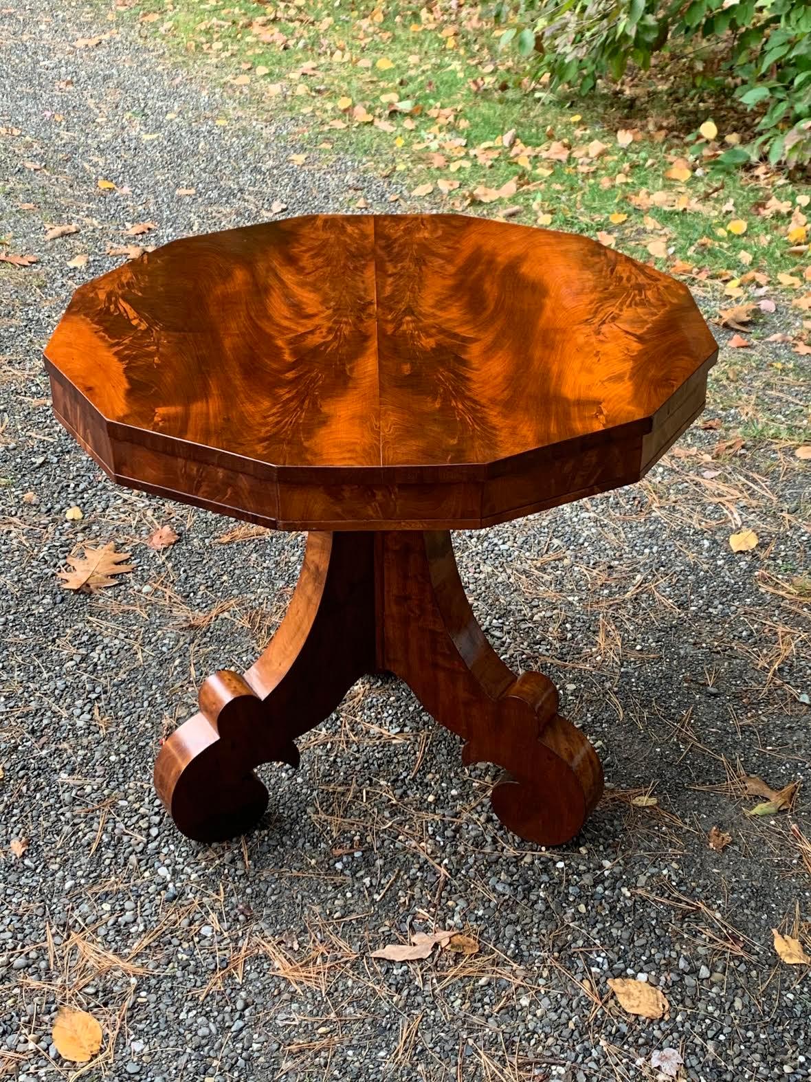 19th century American Empire style side table with twelve sides.
Pedestal base with tripod leg.
Crotch mahogany top with cherry base.
Recently refinished.