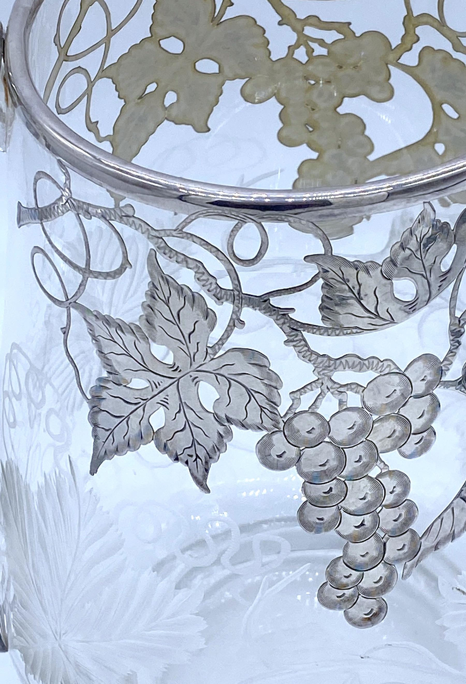 Amerikanischer Kristallkrug mit graviertem Traubenmotiv und Silberüberzug, möglicherweise Hawkes (Sterlingsilber) im Angebot