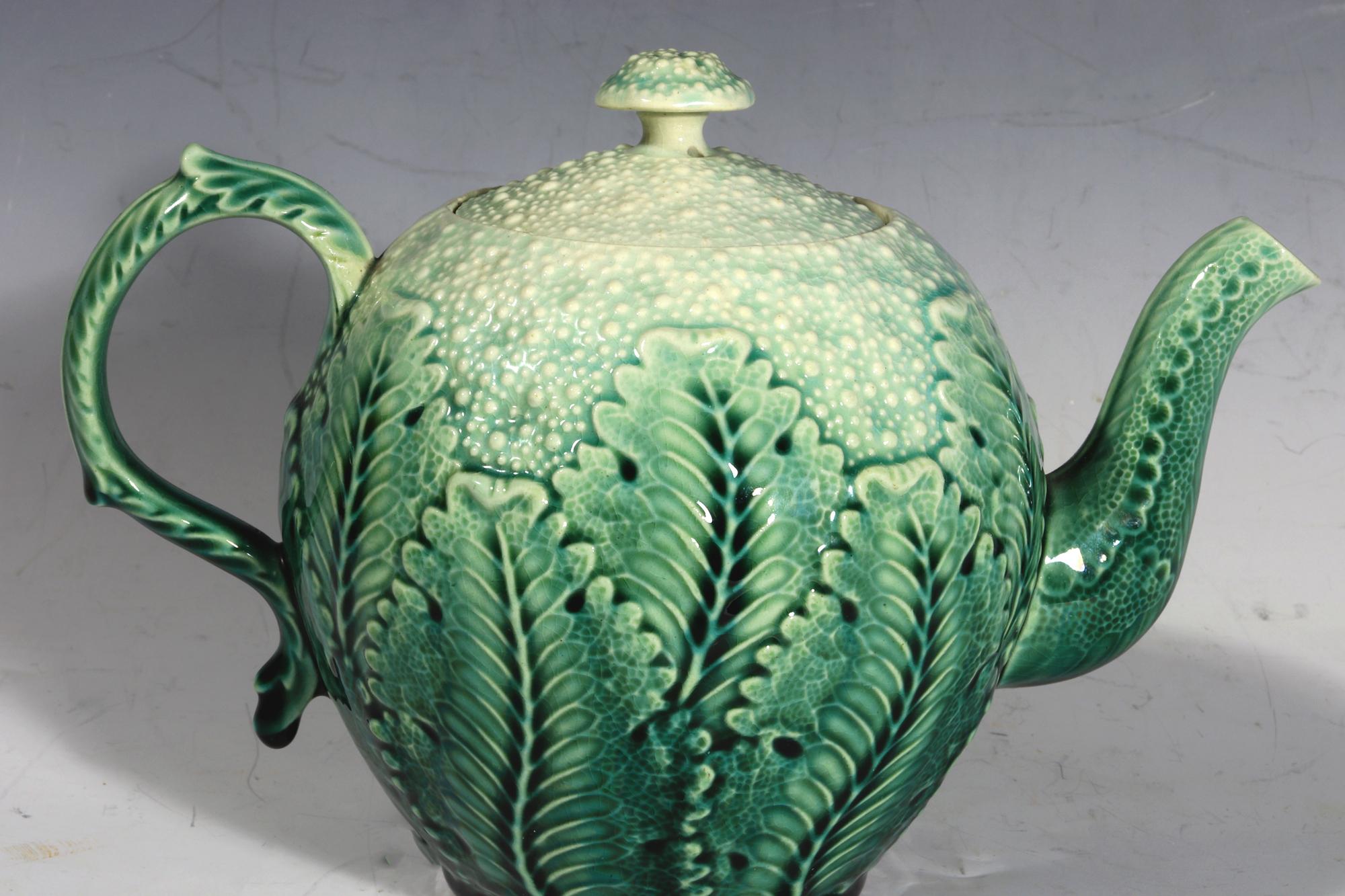 Amerikanische etruskische Majolika-Teekanne in Form einer Kamelienblume im Zustand „Gut“ im Angebot in Downingtown, PA