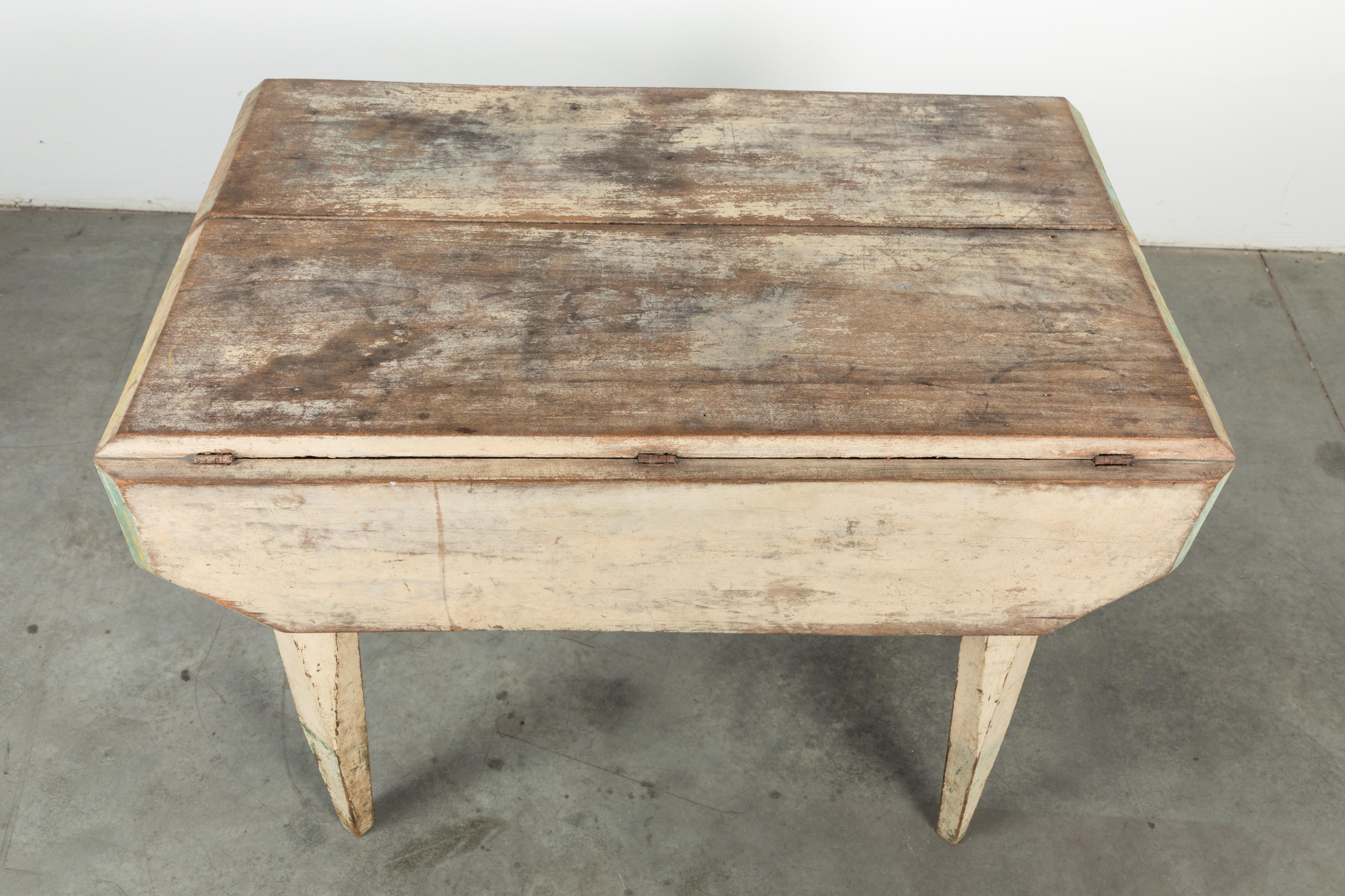 American Farm Drop Leaf Folk Art Table Oyster White with Carved Tapered Legs In Good Condition In Santa Monica, CA