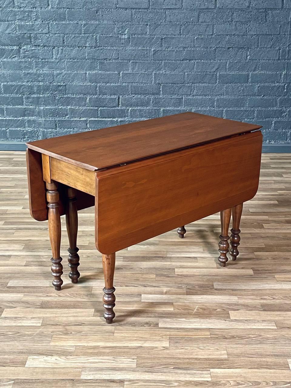 Autre Table de salle à manger à feuilles tombantes avec pieds tournés American Farmhouse en vente