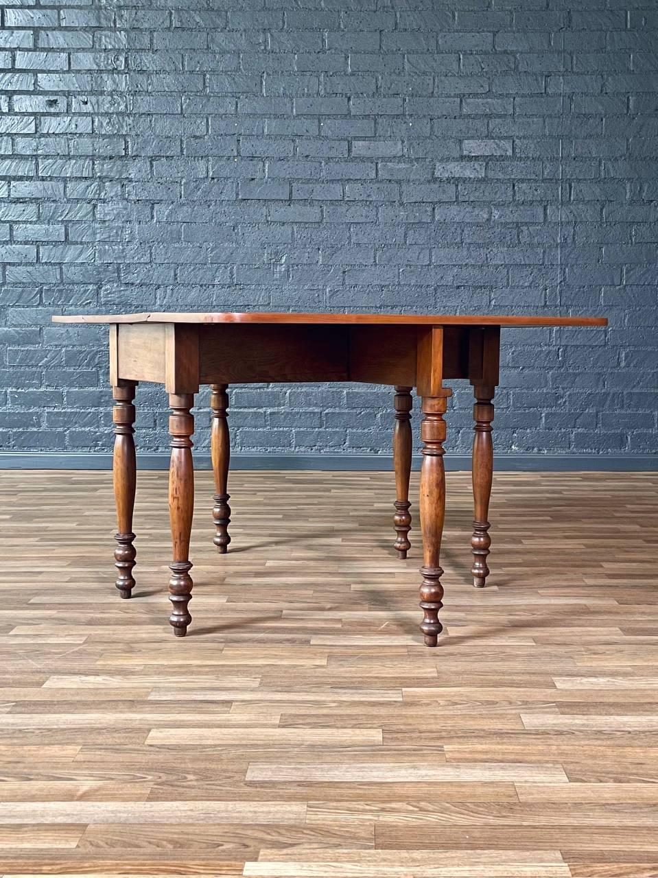 Américain Table de salle à manger à feuilles tombantes avec pieds tournés American Farmhouse en vente