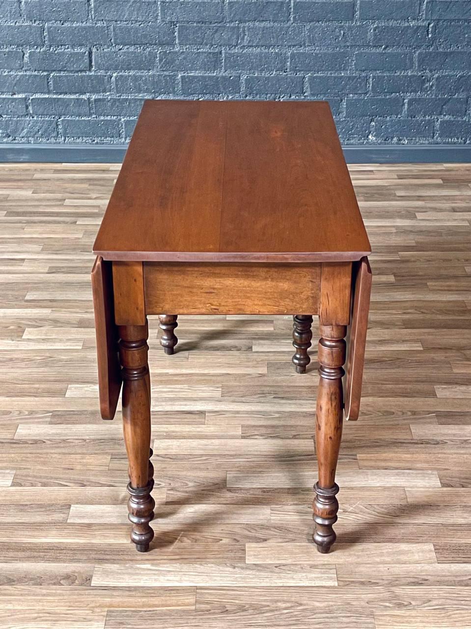 Table de salle à manger à feuilles tombantes avec pieds tournés American Farmhouse Bon état - En vente à Los Angeles, CA