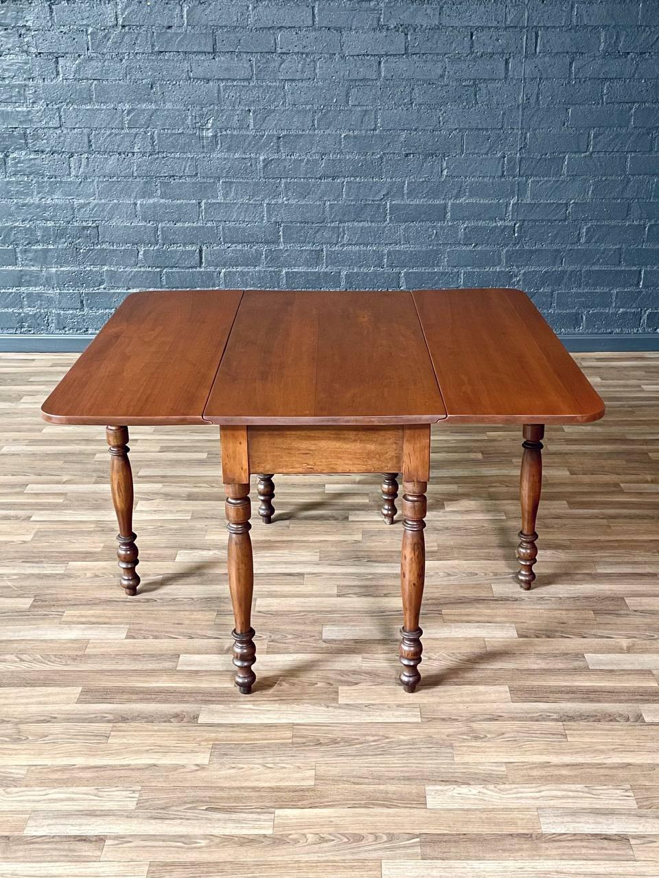 Milieu du XXe siècle Table de salle à manger à feuilles tombantes avec pieds tournés American Farmhouse en vente