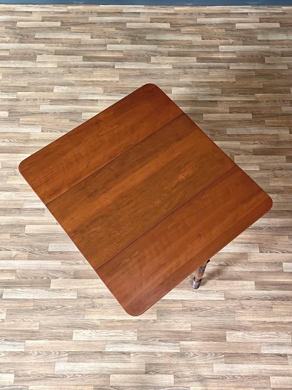 Table de salle à manger à feuilles tombantes avec pieds tournés American Farmhouse en vente 1