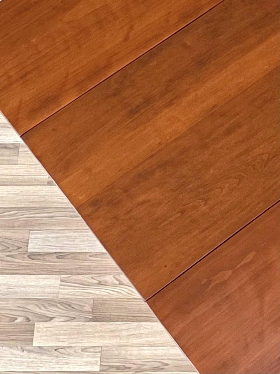 Table de salle à manger à feuilles tombantes avec pieds tournés American Farmhouse en vente 2