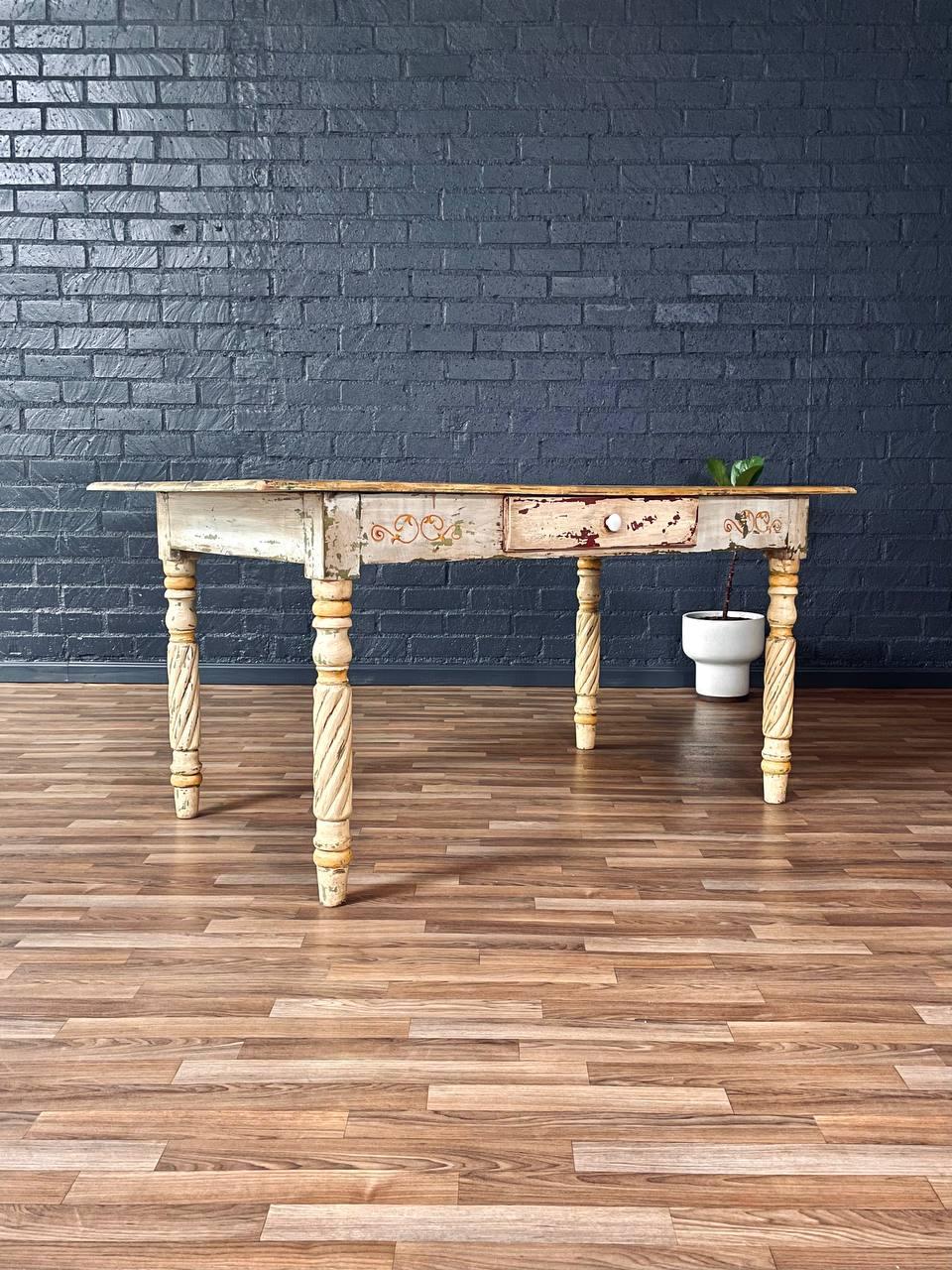 Table de salle à manger en chêne Oak Harvest peint, finition vieillie, 1940's Bon état - En vente à Los Angeles, CA