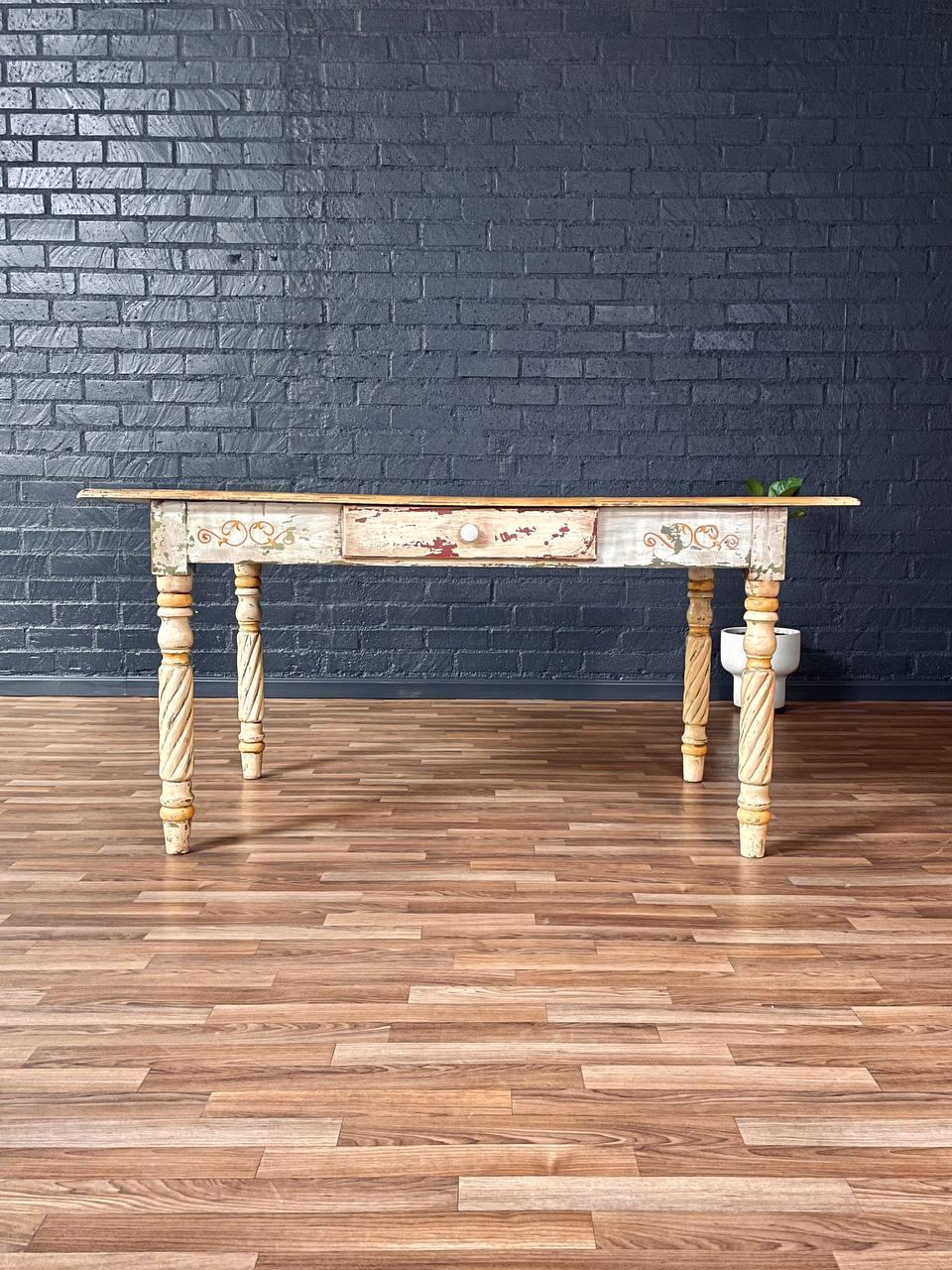 Milieu du XXe siècle Table de salle à manger en chêne Oak Harvest peint, finition vieillie, 1940's en vente