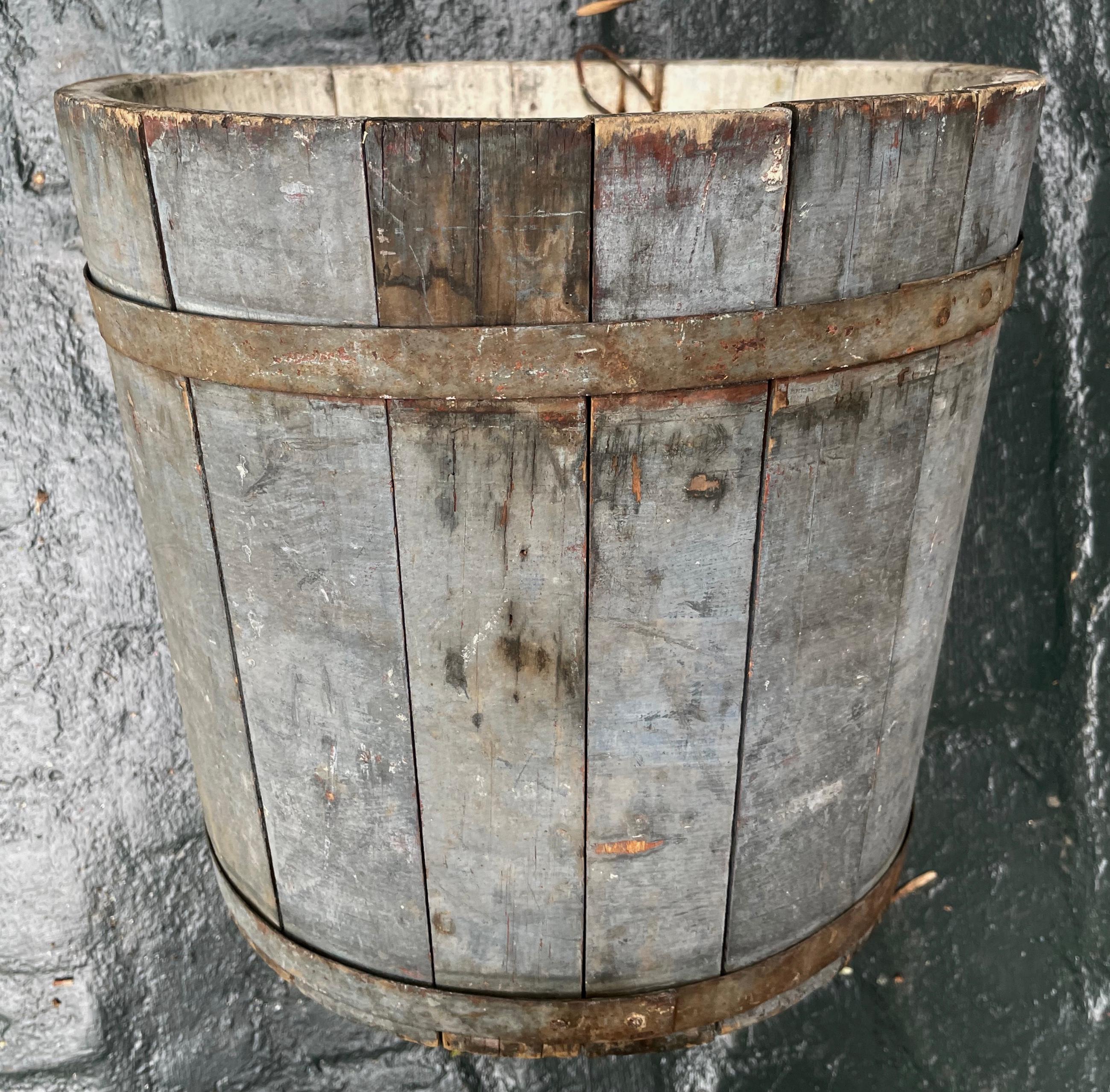 American farmhouse wastebasket. Original vintage grey white wash maple syrup sap bucket/ waste basket with original hardware, perfect for your farmhouse kitchen or bathroom. United States, 1st quarter of 20th century.
Dimensions: 12