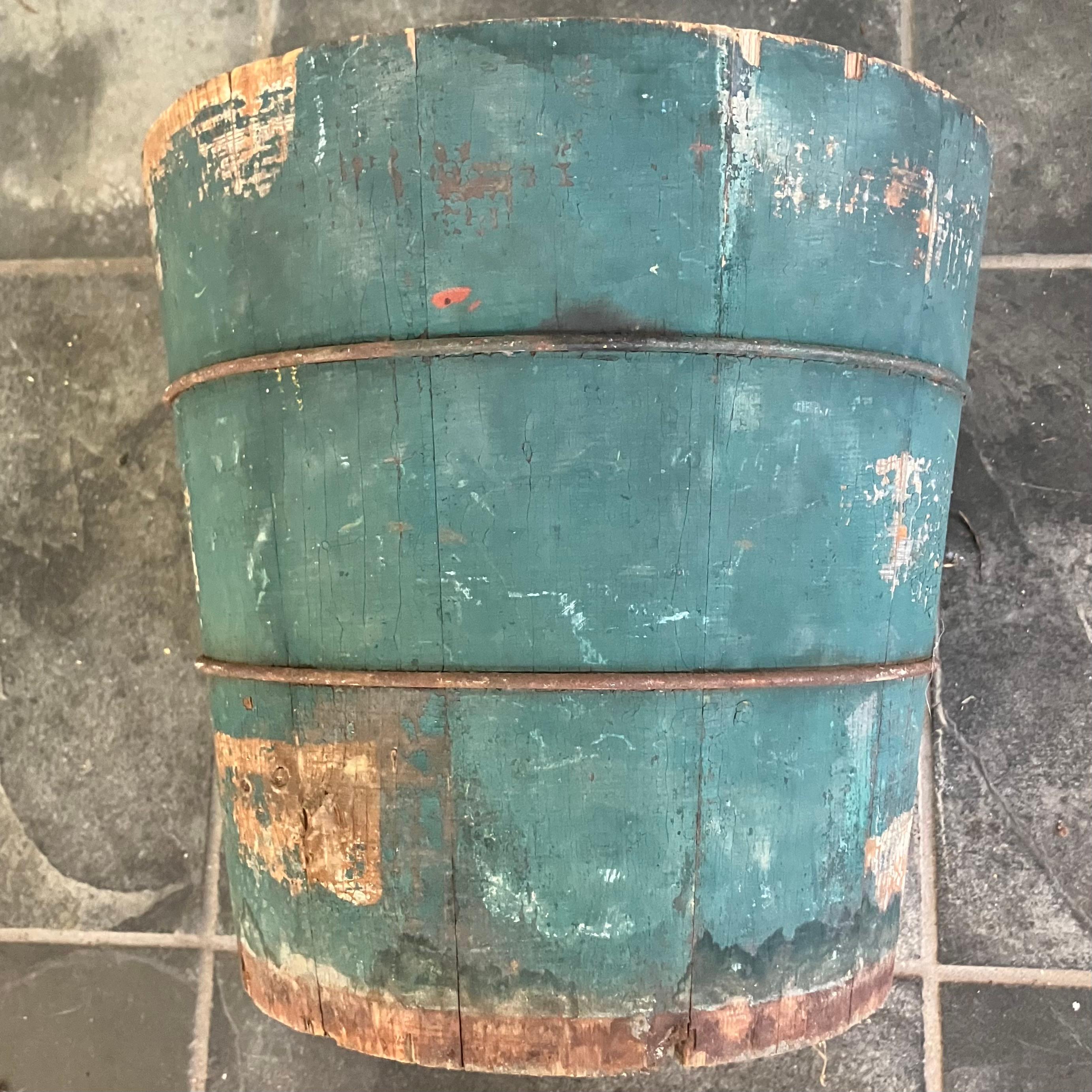 Cestino per rifiuti della fattoria americana. Originale secchio per la linfa di sciroppo d'acero dipinto di verde con hardware originale, perfetto per la cucina, il bagno o il portico della tua casa in campagna o al mare. Stati Uniti, primo quarto