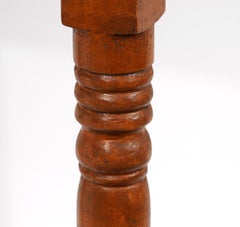 Table de travail fédérale américaine en érable piqué avec pieds tournés et pieds boule