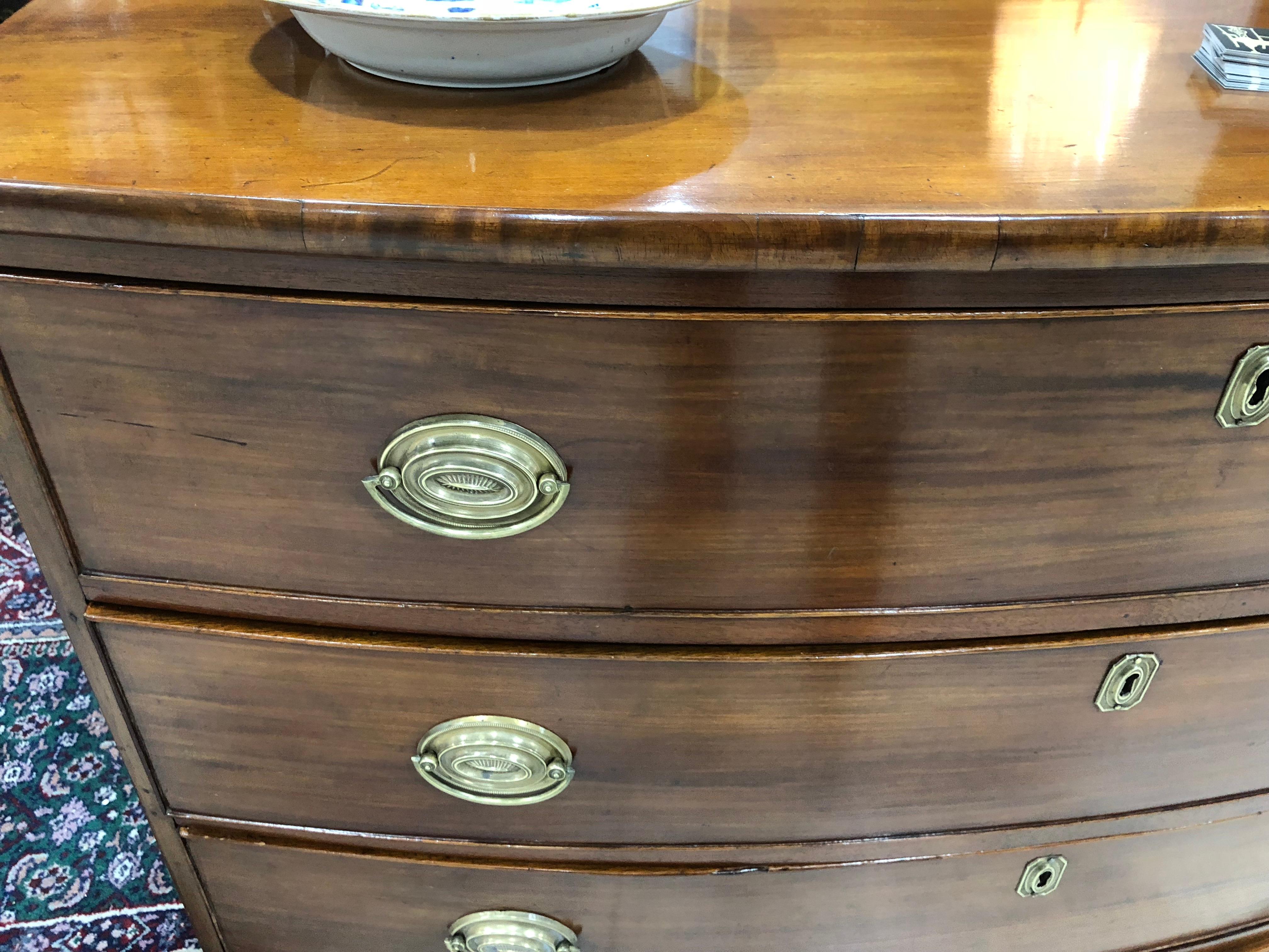 American Federal Bow Front Chest, Mahogany and Cherry, Exceptional Color In Good Condition In Athens, GA
