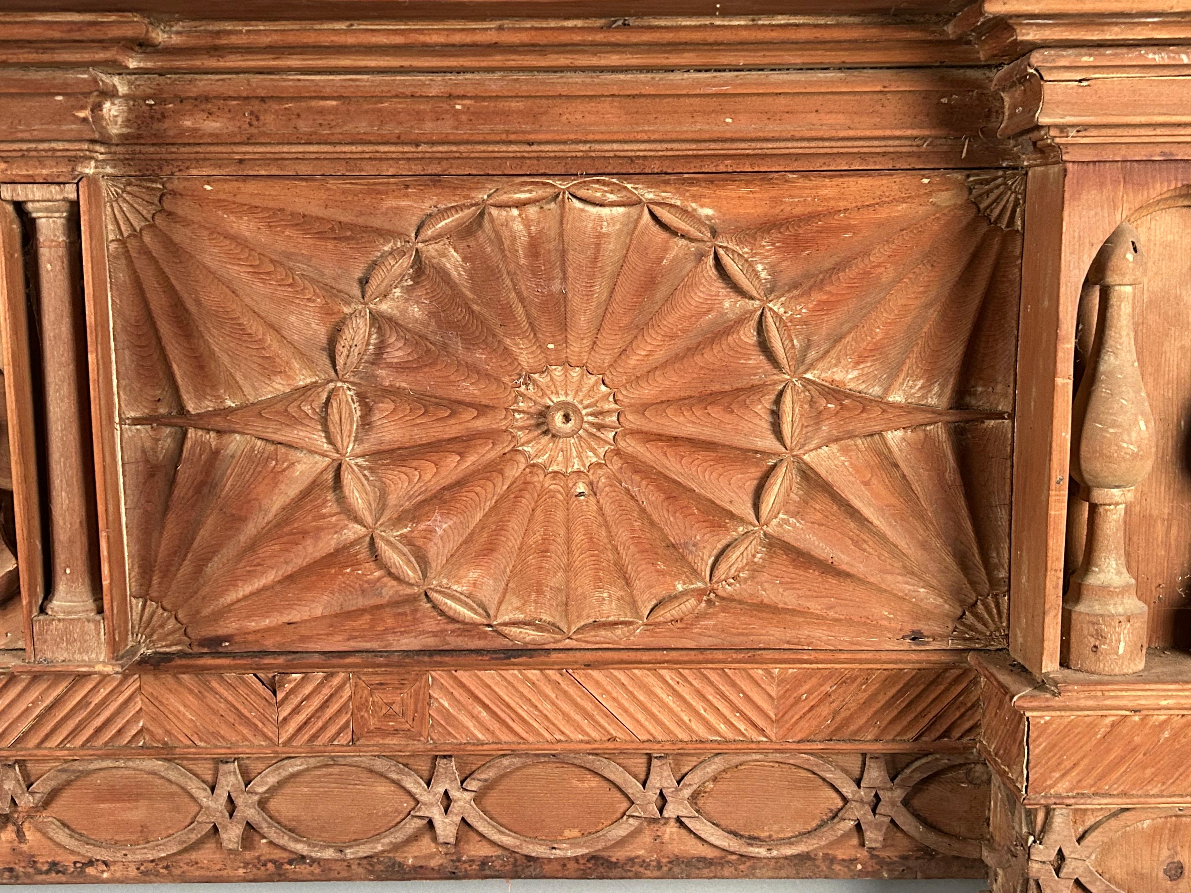 Föderaler Kaminsims, New York um 1790-1810. Eine der schönsten detaillierten amerikanischen Kamineinfassungen, die es gibt. Tief geschnitzte Details mit möglicherweise einzigartigem zentralen Fächerdesign. Mehrere Farbschichten wurden professionell