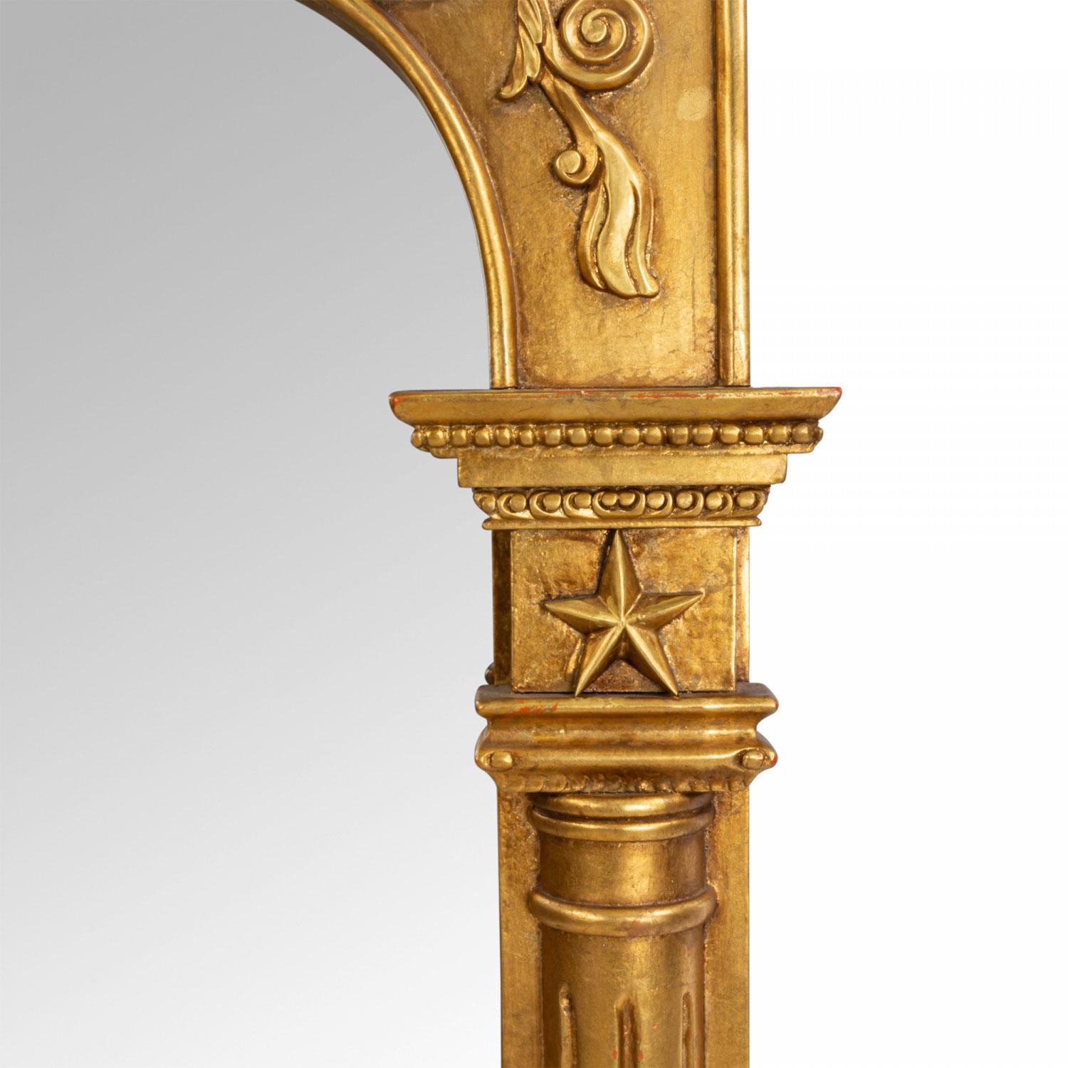 Espejo de pared federal americano tallado en madera dorada con frontón de águila Federal en venta