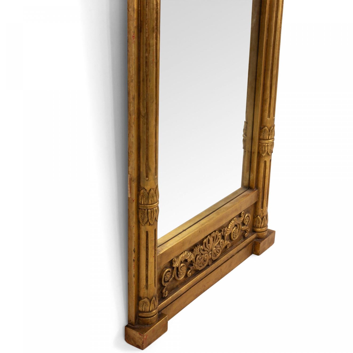 Espejo de pared federal americano tallado en madera dorada con frontón de águila Madera dorada en venta