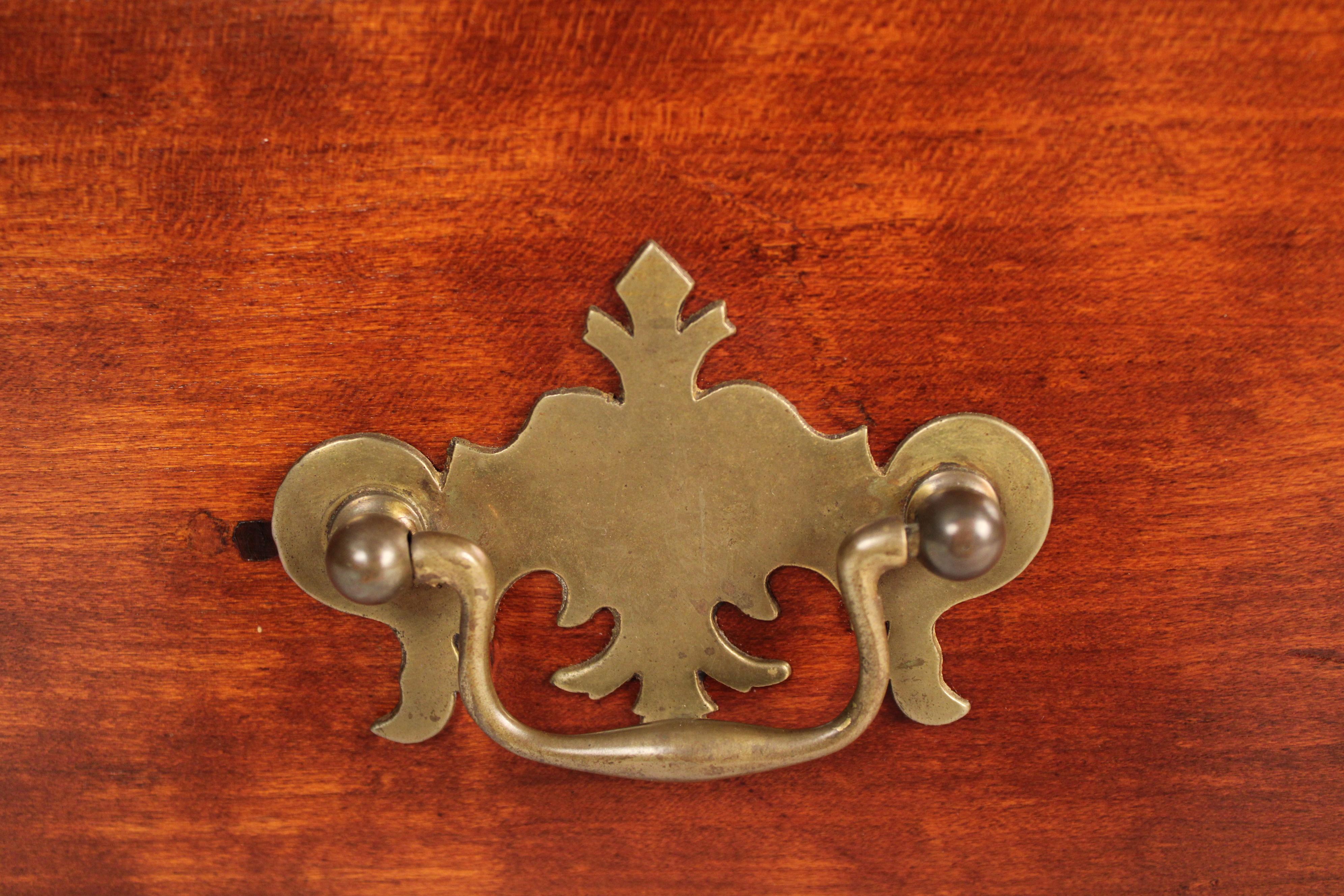 Amerikanischer Federal-Schreibtisch in Kirsche mit schräger Platte im Angebot 5