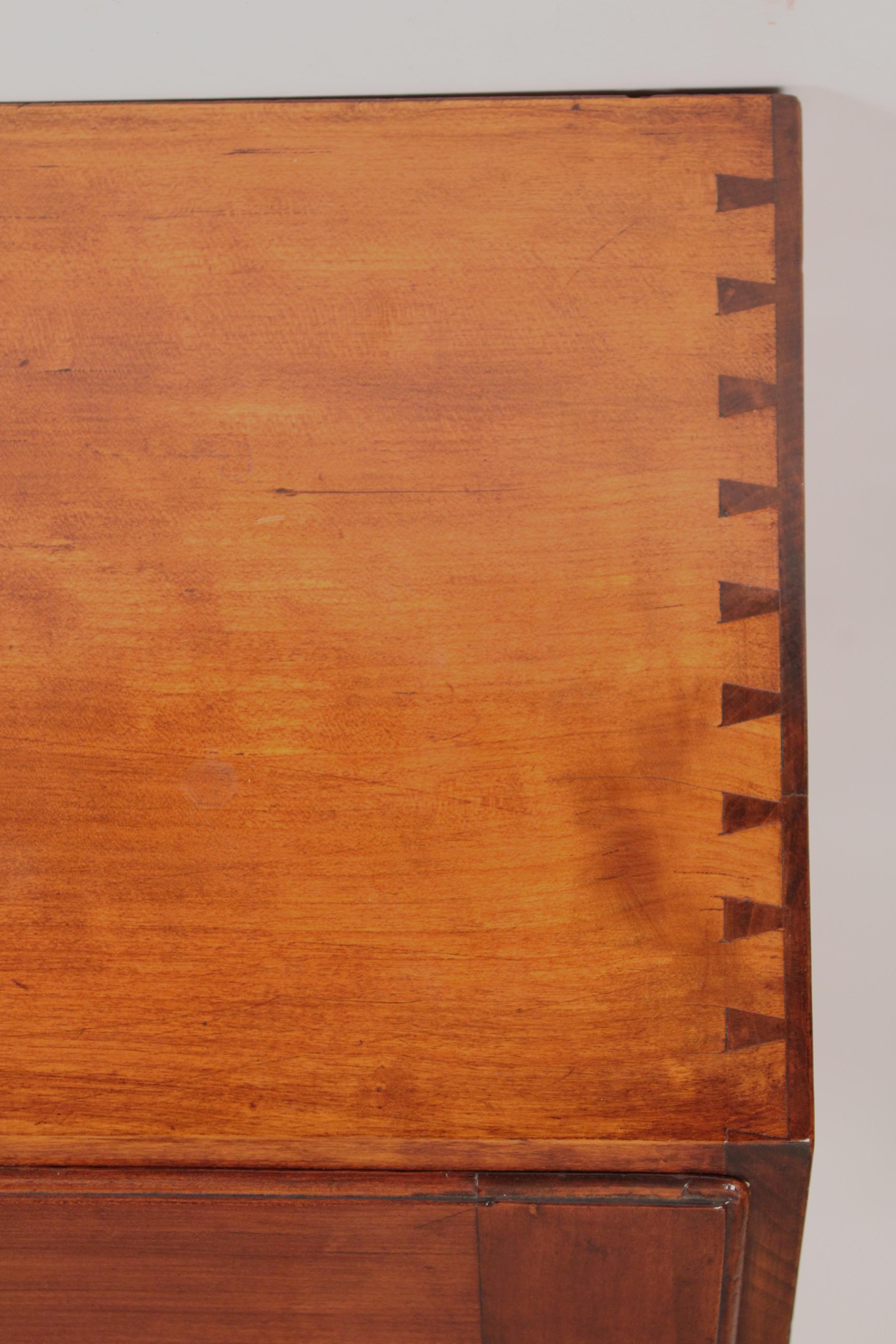 Amerikanischer Federal-Schreibtisch in Kirsche mit schräger Platte im Angebot 6