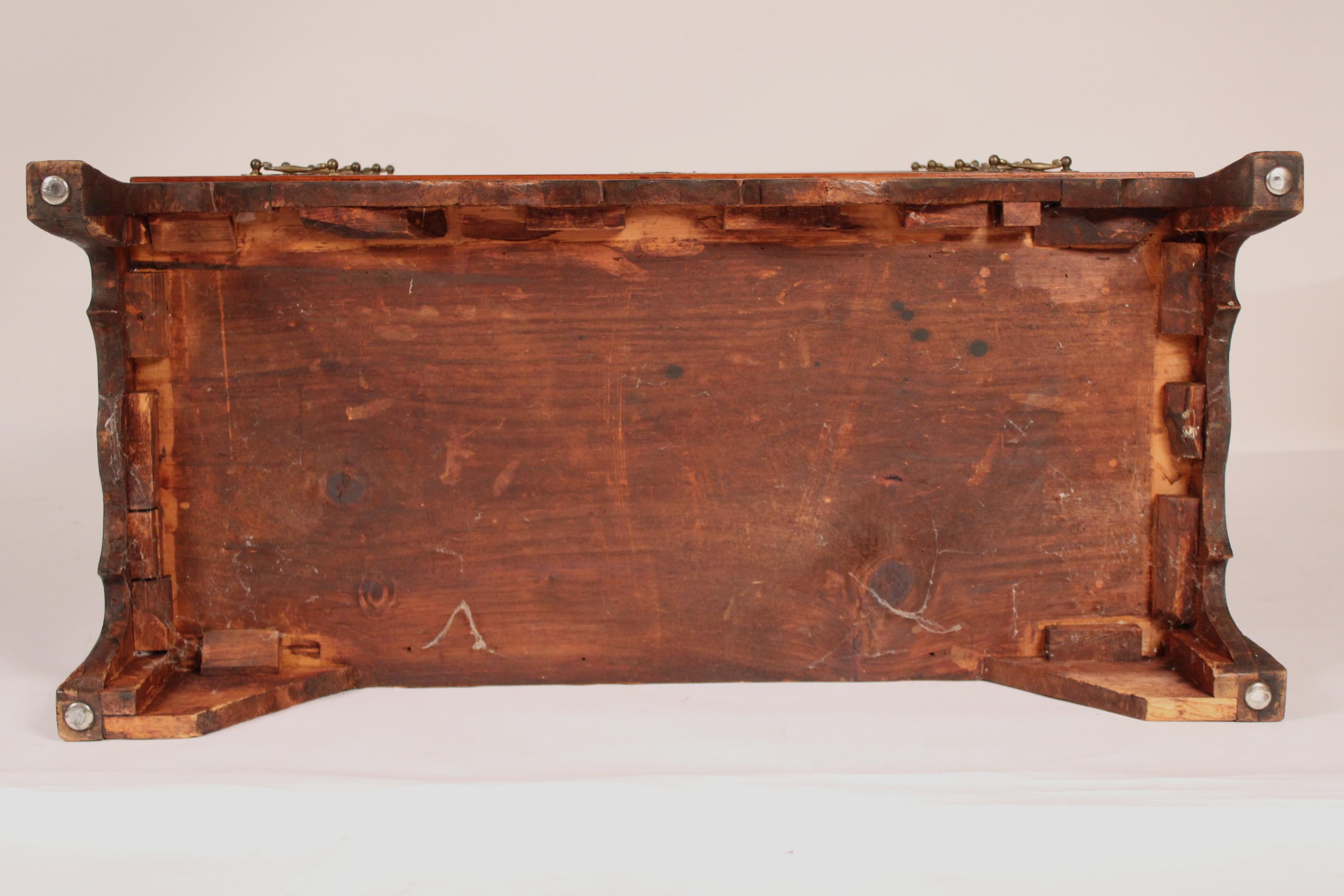 Amerikanischer Federal-Schreibtisch in Kirsche mit schräger Platte im Angebot 8